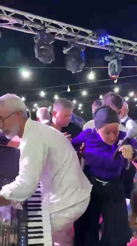 Düğünde Korku Dolu Anlar Halay Başı Olmak Isteyen Şahıs Soliste Saldırdı! (4)