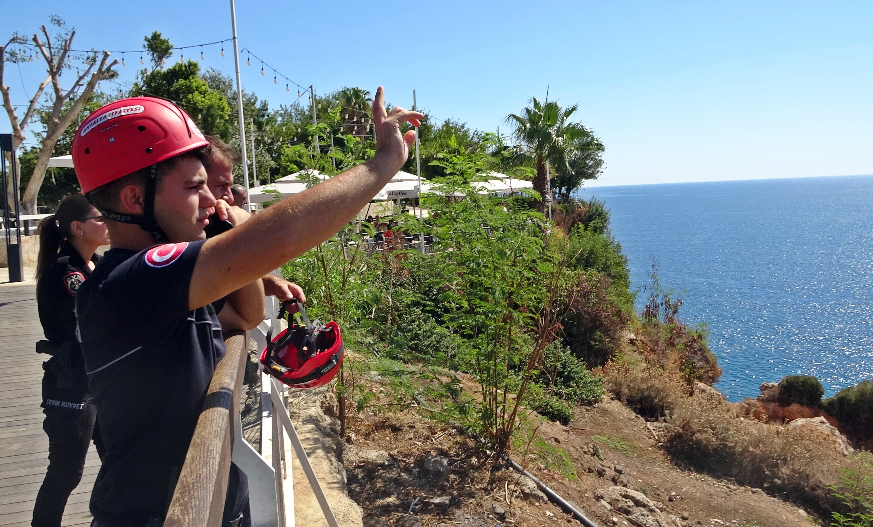 Falezlerde Ölümle Burun Buruna! ‘Atlarsan Karakola Götürürüm’ Diyerek Ikna Ettiler (5)