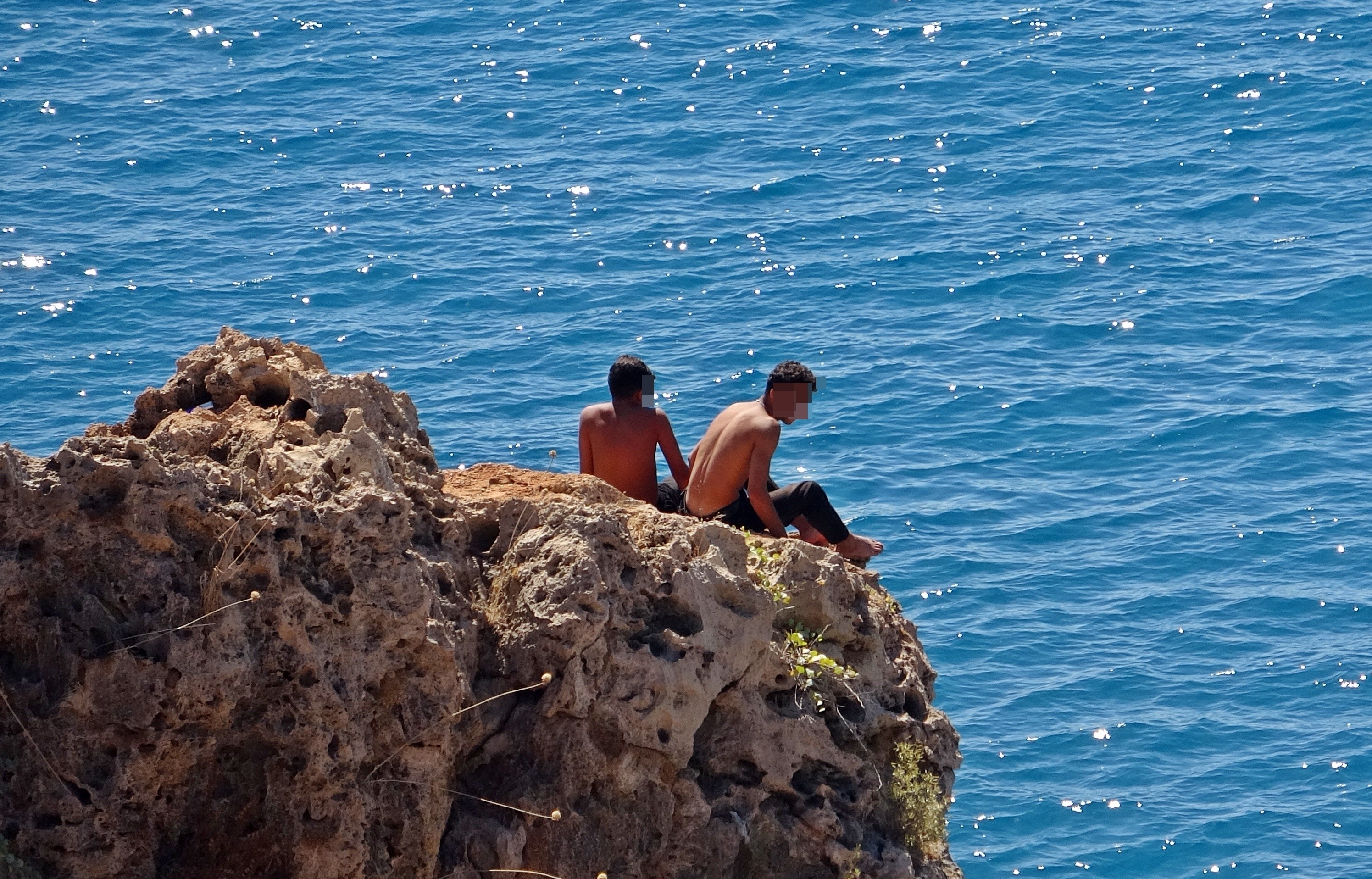 Falezlerde Ölümle Burun Buruna! ‘Atlarsan Karakola Götürürüm’ Diyerek Ikna Ettiler (7)