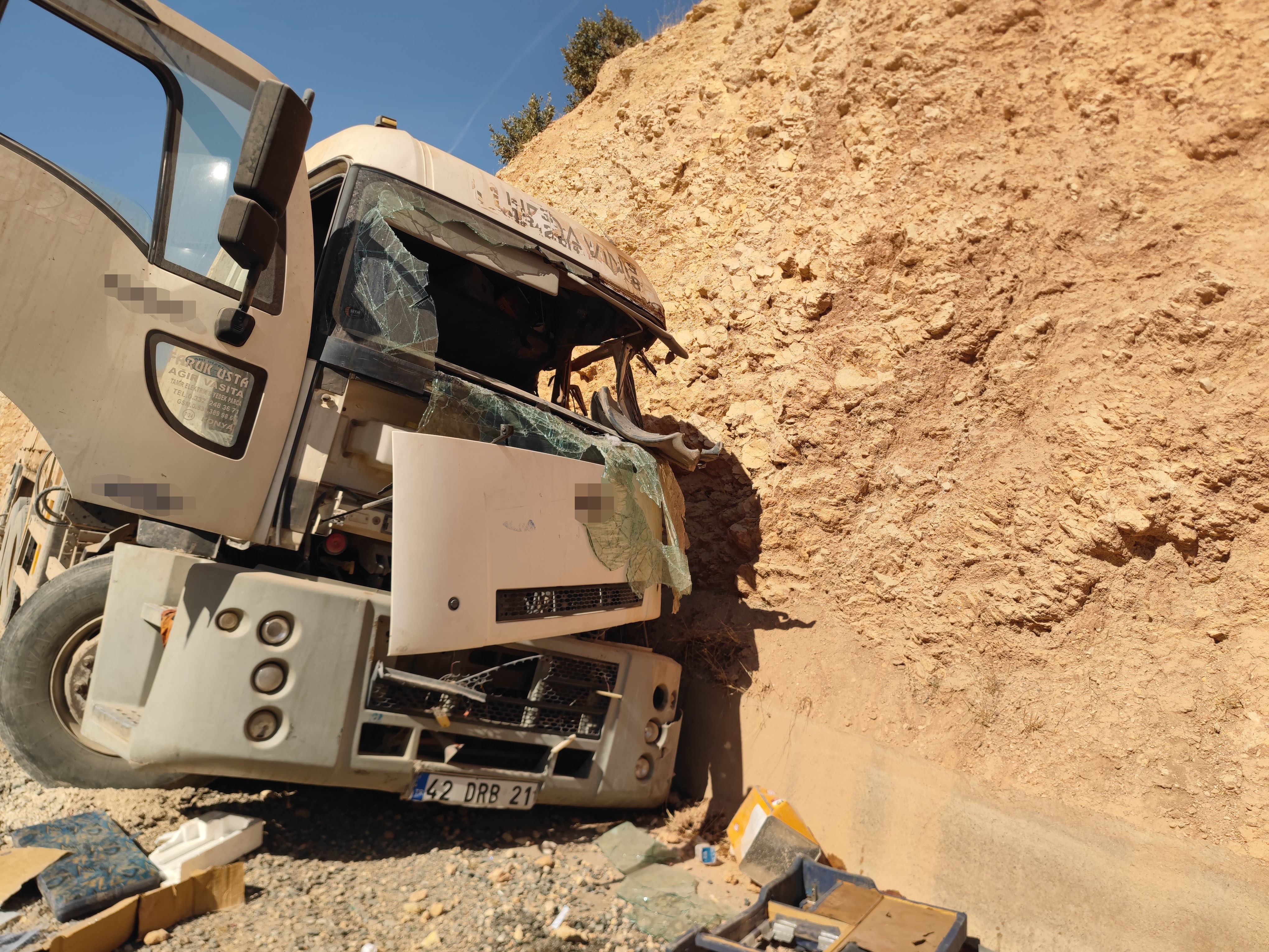 Freni Boşalan Vinç Kayalıklara Çarptı! 1 Ölü 1 Yaralı (4)