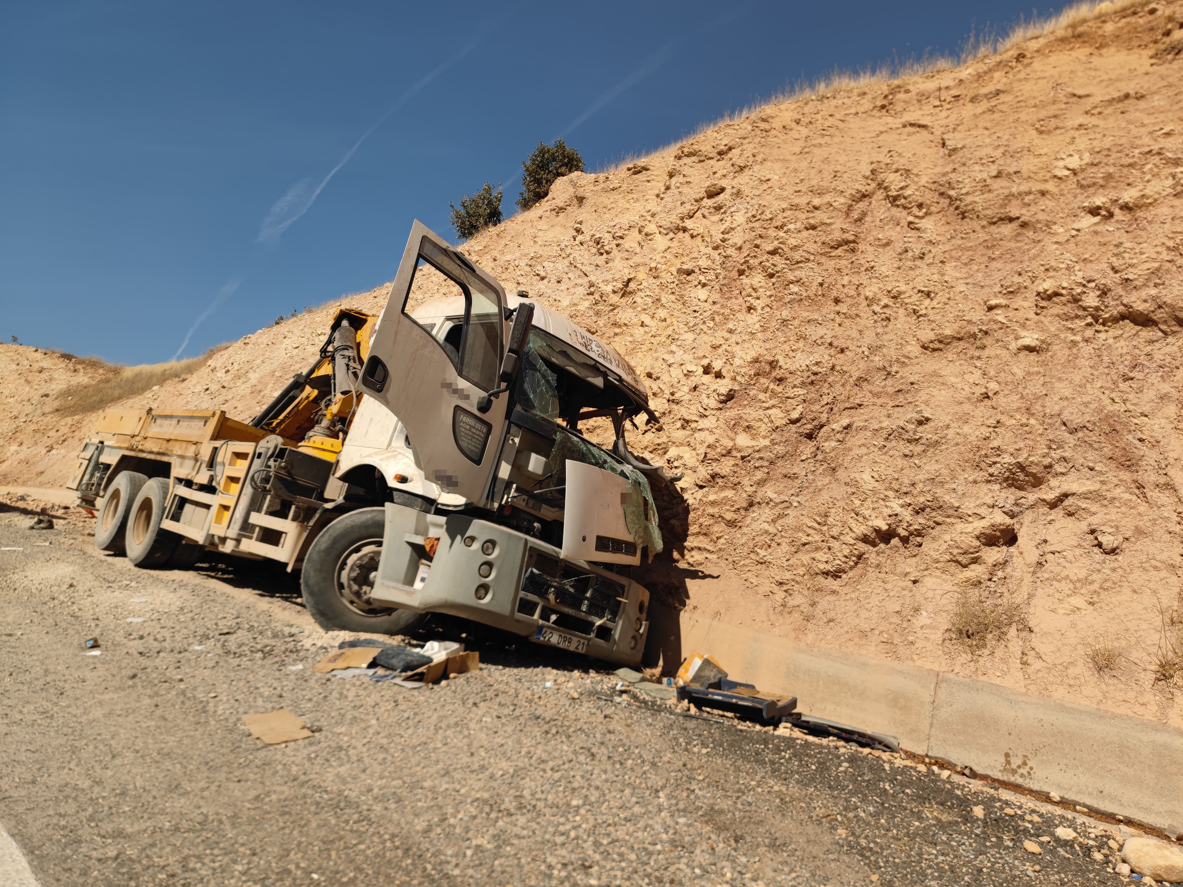 Freni Boşalan Vinç Kayalıklara Çarptı! 1 Ölü 1 Yaralı (6)
