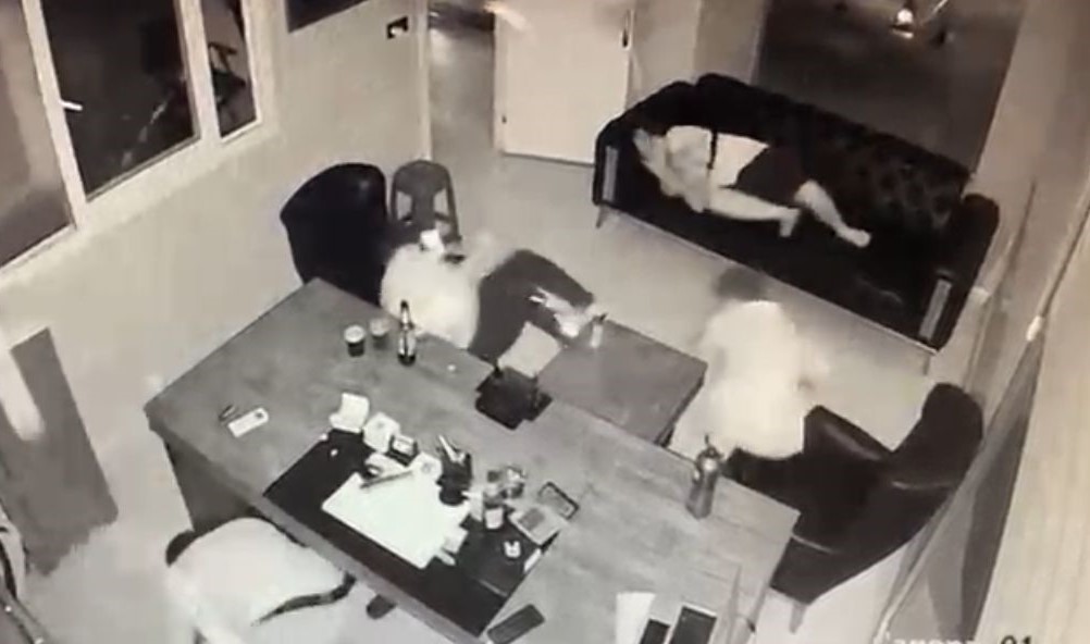 Gece Yarısı Dehşet Uzun Namlulu Silahla Galeriye Saldırı (5)