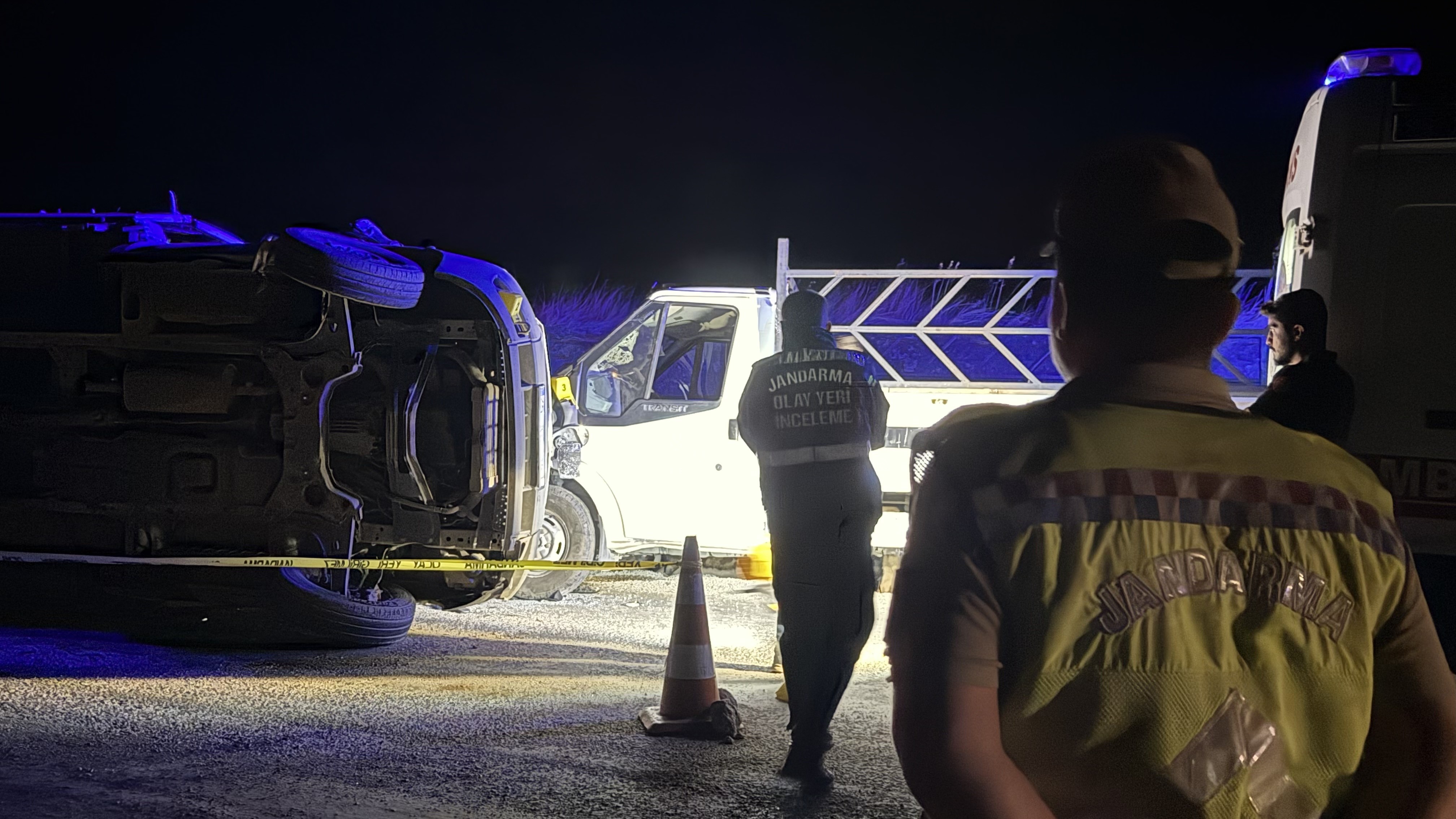 Gece Yarısı Korkunç Kaza Hayvan Yüklü Kamyonet Can Aldı (3)