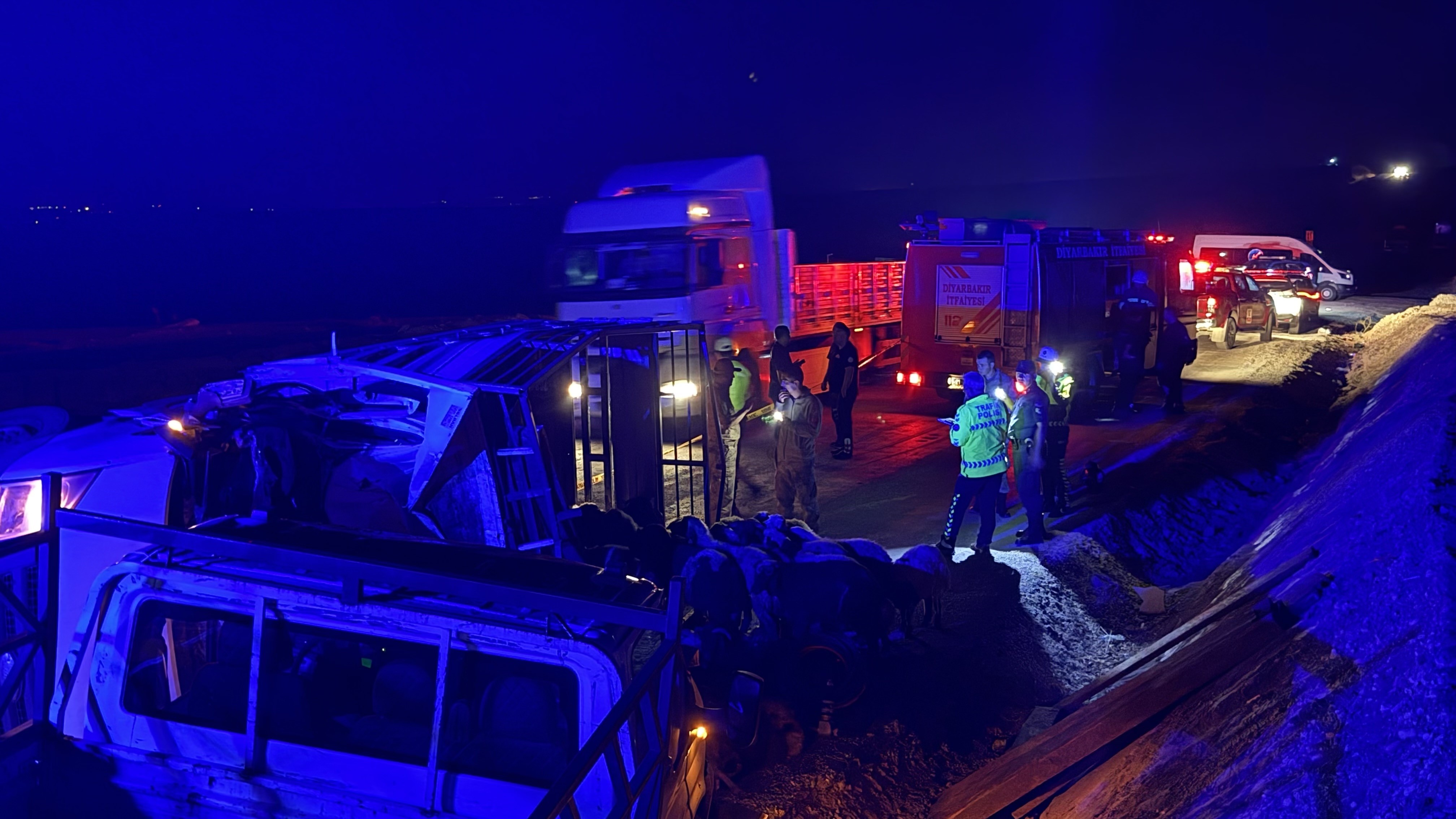 Gece Yarısı Korkunç Kaza Hayvan Yüklü Kamyonet Can Aldı (5)