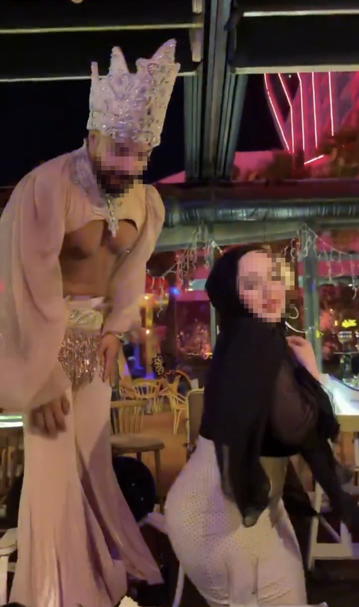 Görüntüler Infial Yarattı! İzmir’de Eğlence Mekanındaki Skandalın Faturası Ağır Oldu (2)