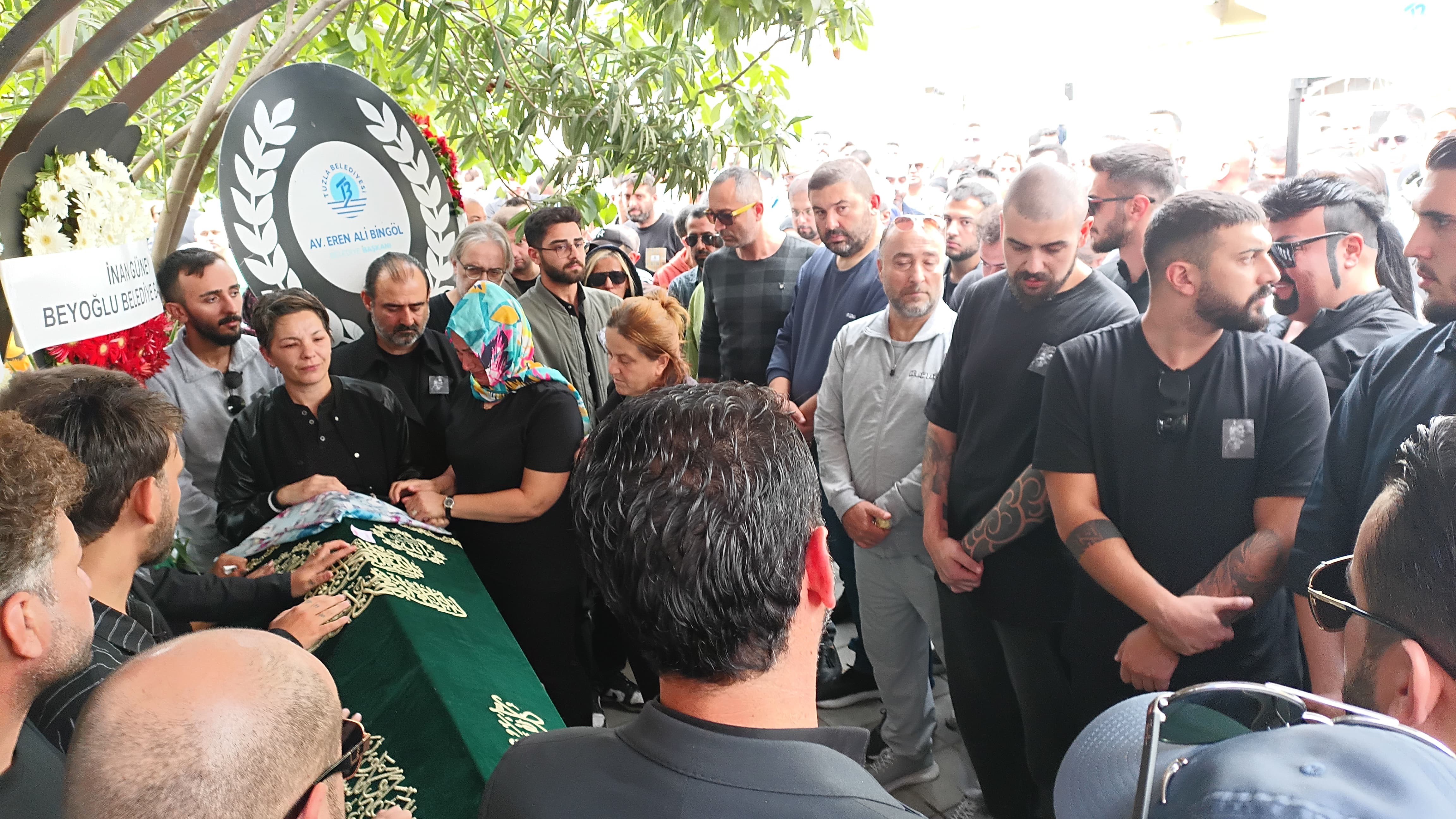 Güllü’nün Son Yolculuğu Cenazede Kızı Fenalık Geçirdi (2)