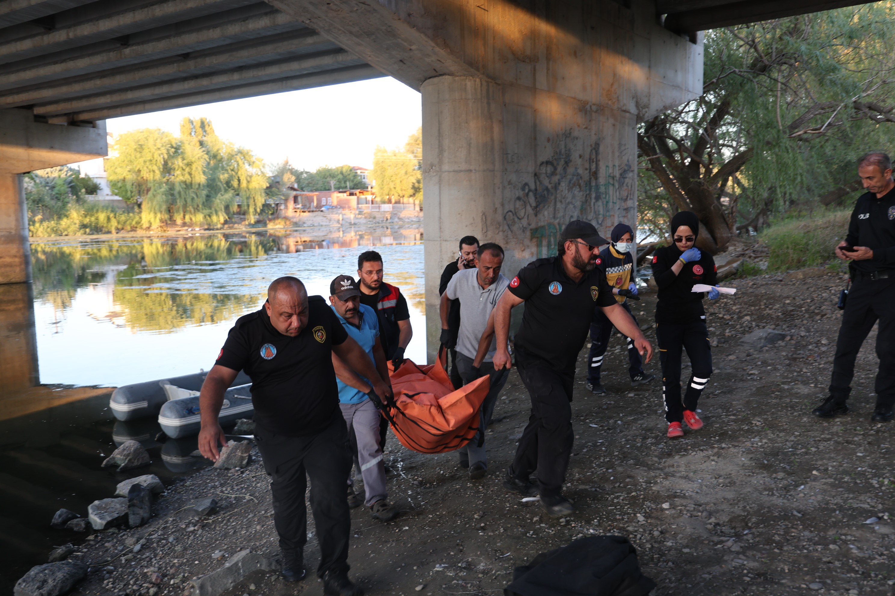 Irmak Kenarinda Yuruyordu Gordugu Manzara Kan Dondurdu (4)