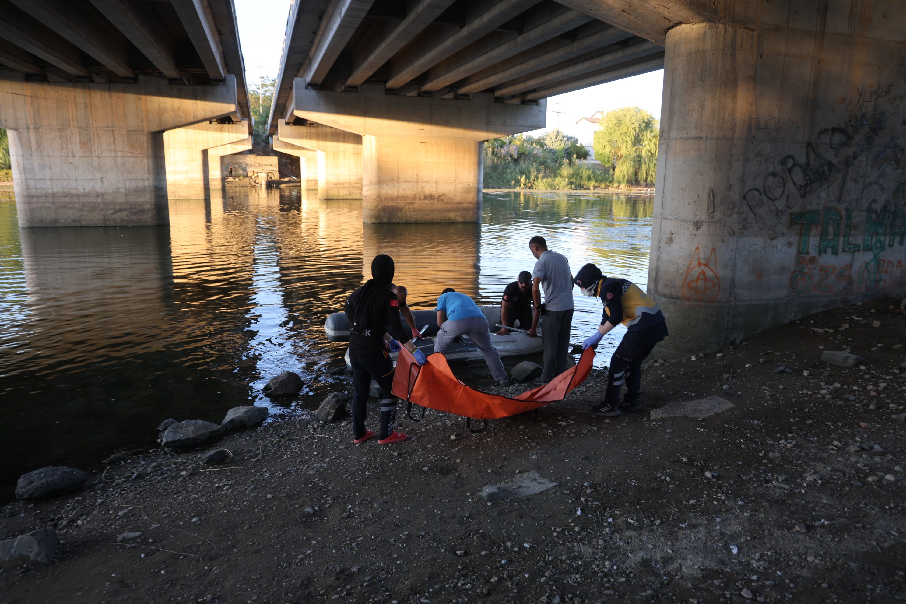 Irmak Kenarinda Yuruyordu Gordugu Manzara Kan Dondurdu (5)