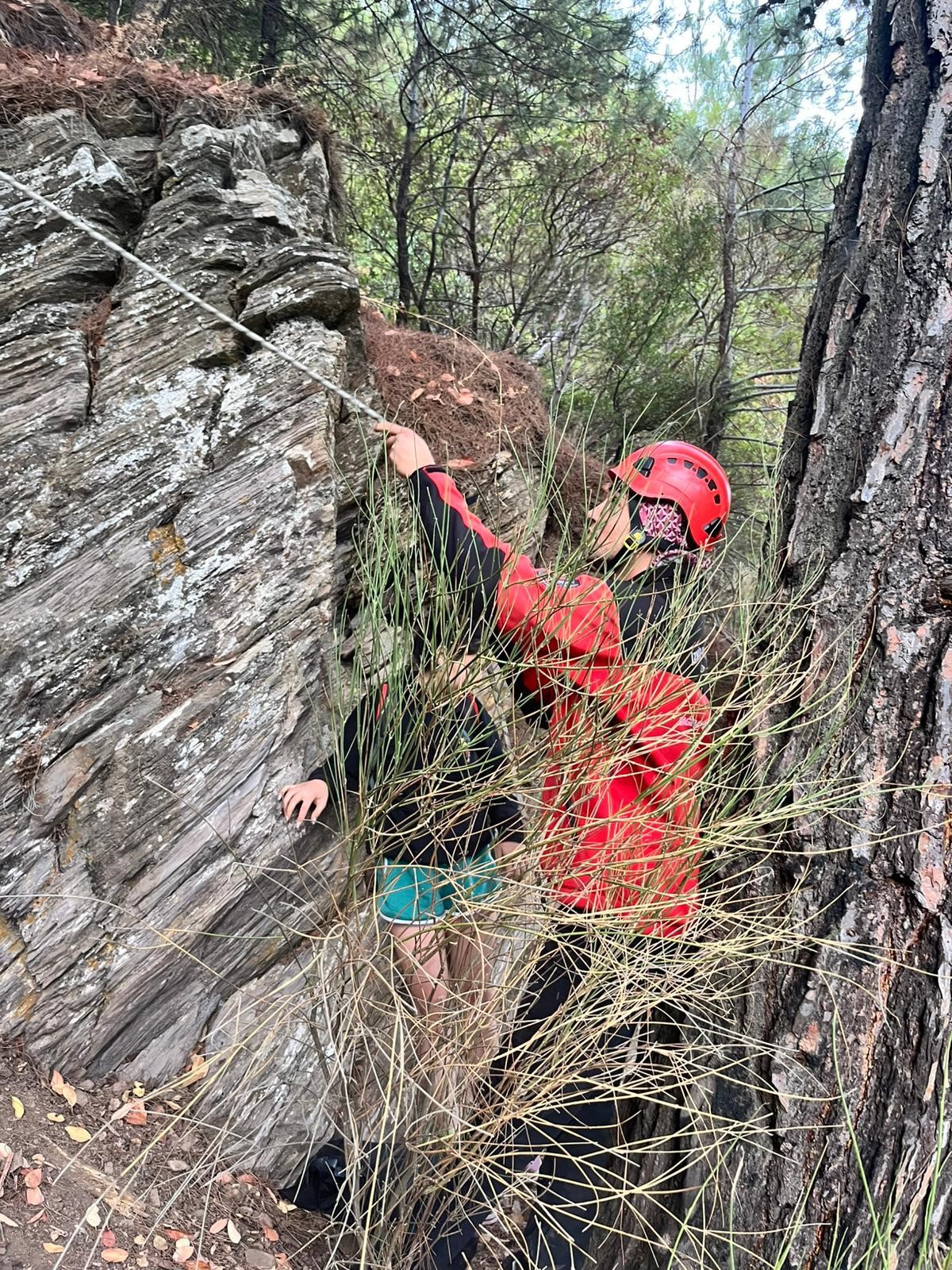 İzmir’de Orman Gezisi Kabusa Döndü Mahsur Kalan 3 Genç Kurtarıldı (2)
