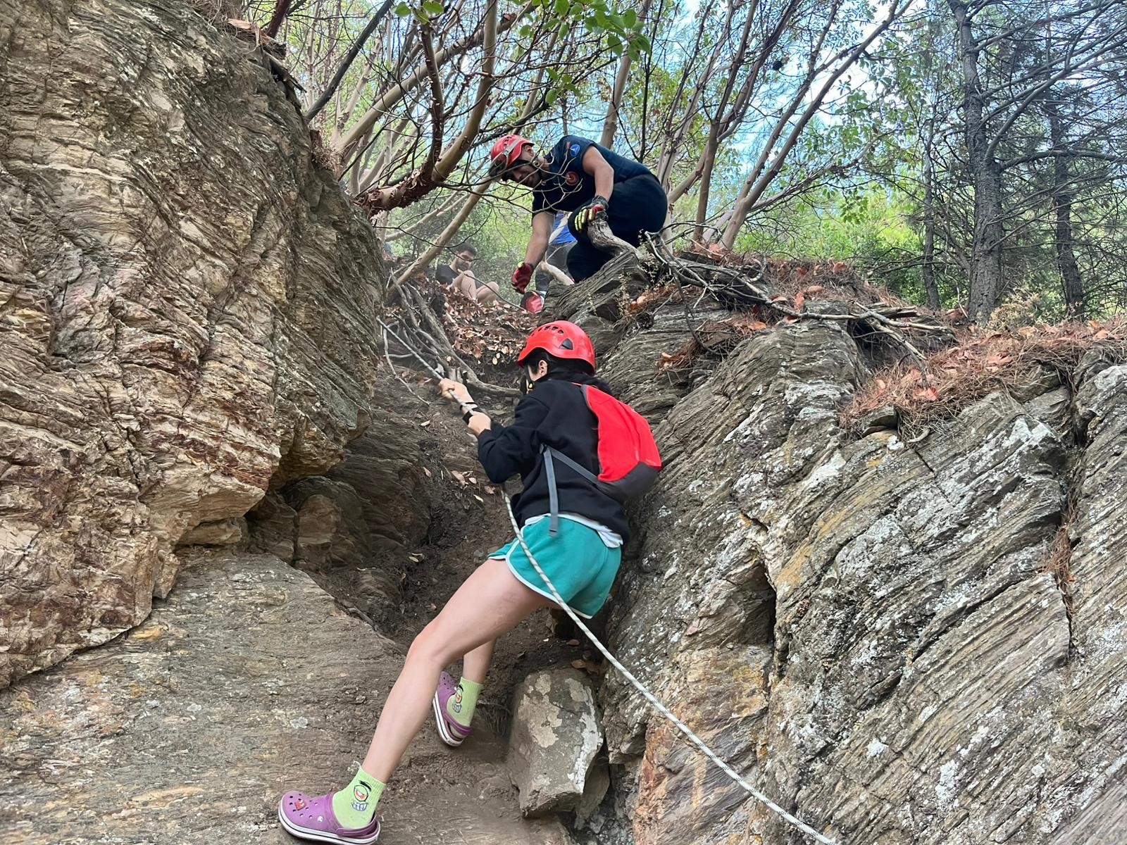 İzmir’de Orman Gezisi Kabusa Döndü Mahsur Kalan 3 Genç Kurtarıldı (4)