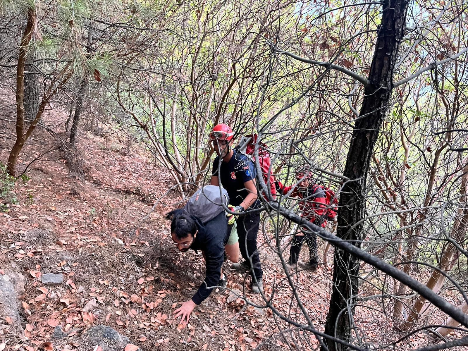 İzmir’de Orman Gezisi Kabusa Döndü Mahsur Kalan 3 Genç Kurtarıldı (7)