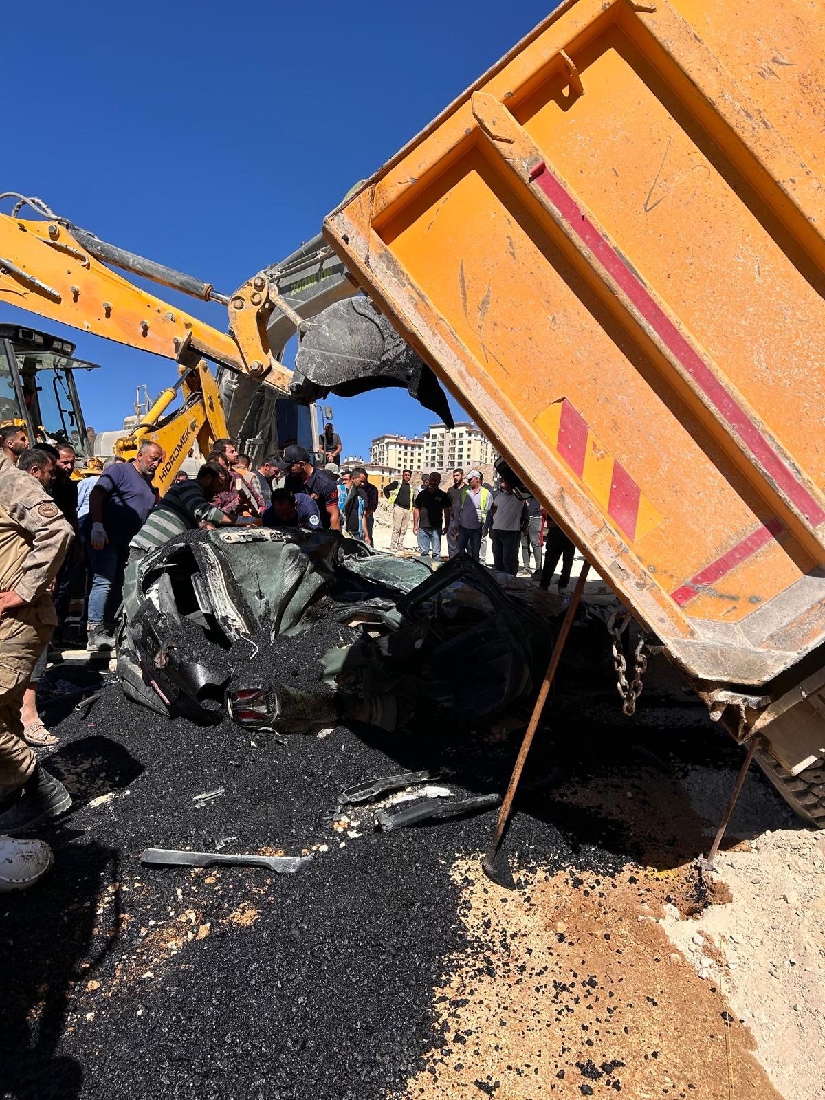 Kamyonun Altında Kalan Araçta Feci Son Sürücü Olay Yerinde Öldü (2)