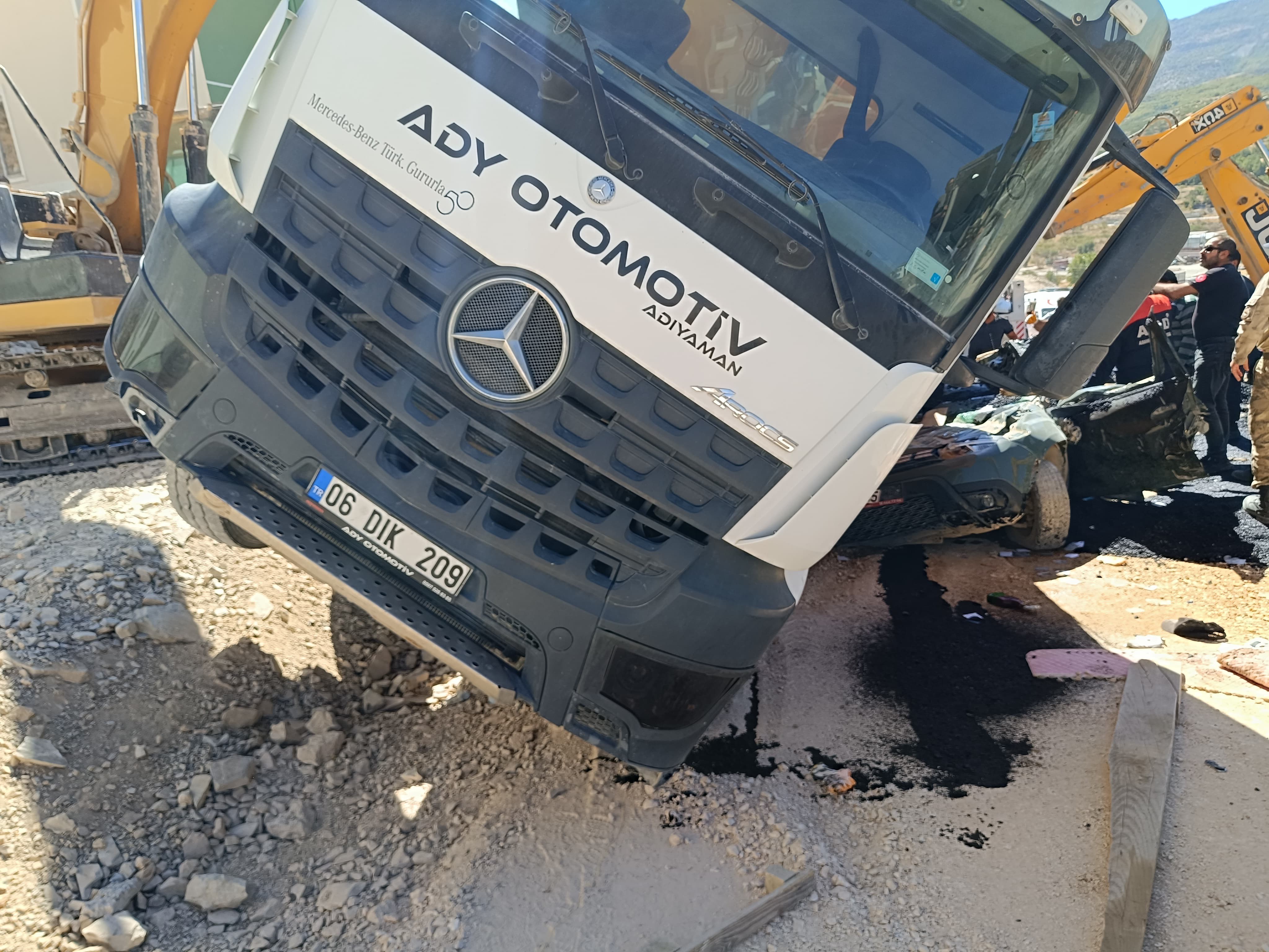 Kamyonun Altında Kalan Araçta Feci Son Sürücü Olay Yerinde Öldü (3)