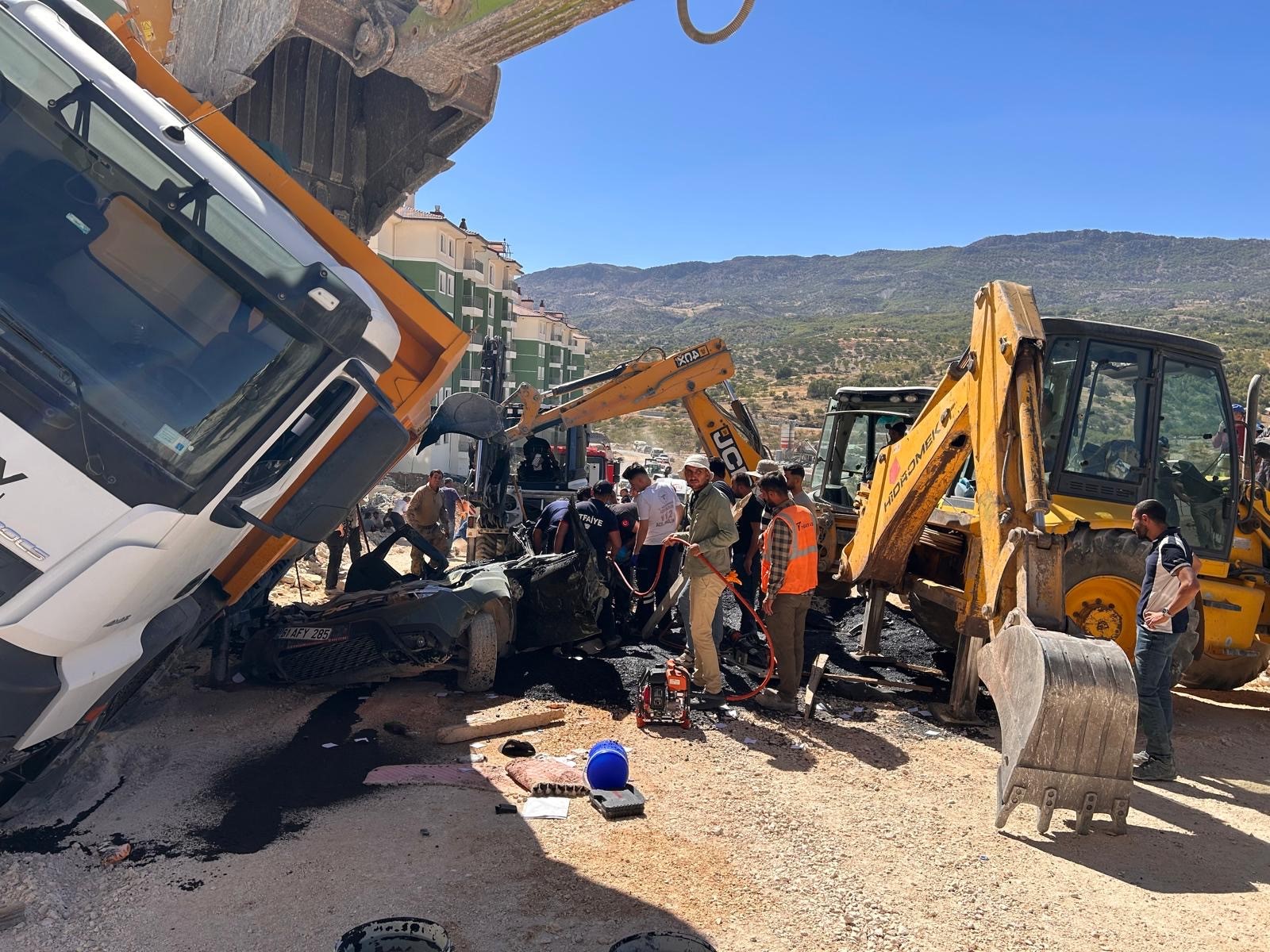 Kamyonun Altında Kalan Araçta Feci Son Sürücü Olay Yerinde Öldü (4)