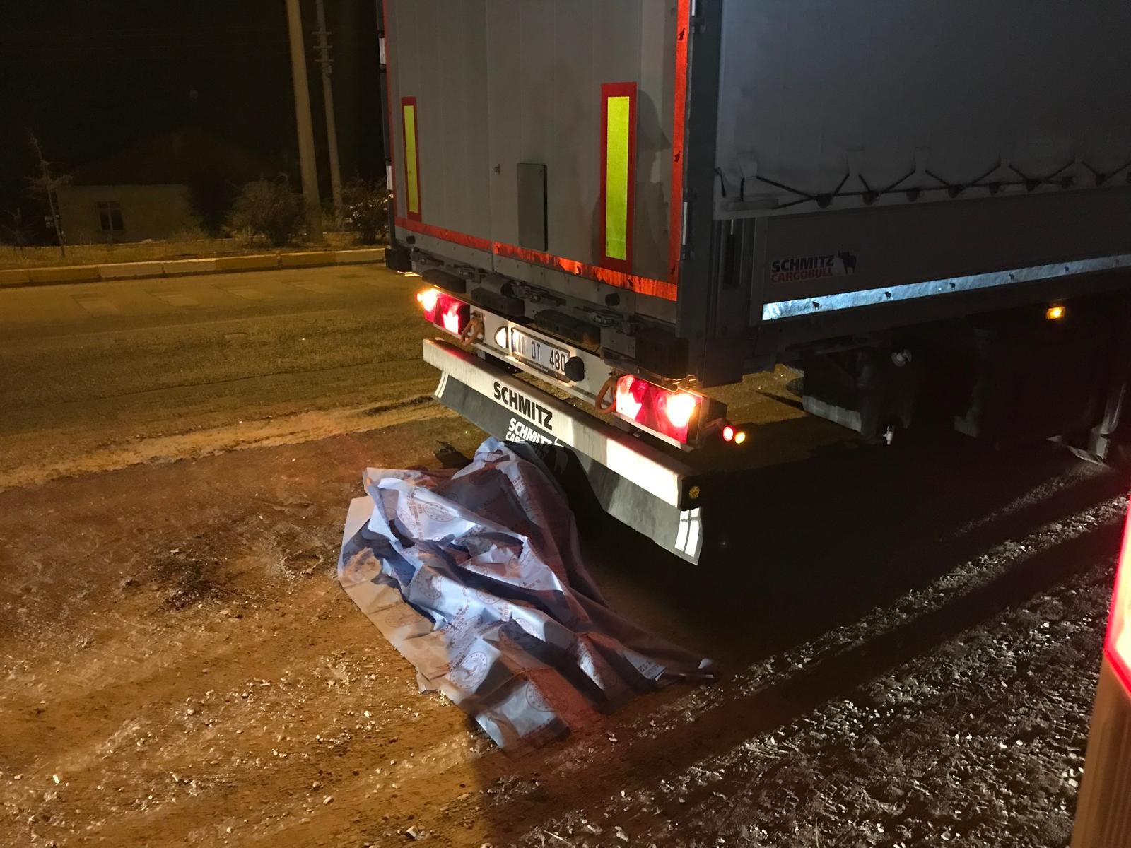 Karayolu Kan Gölü Oldu Genç Yaya Tırın Çarpmasıyla Hayatını Kaybetti (3)