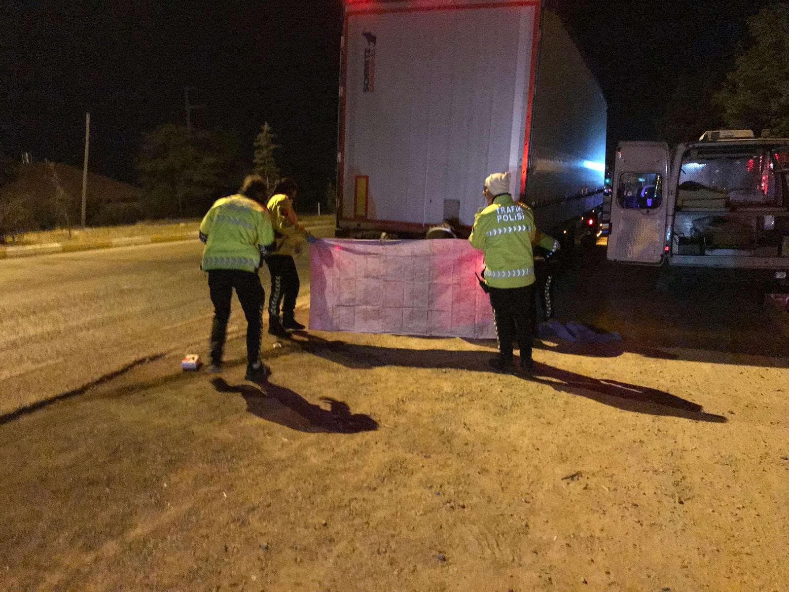 Karayolu Kan Gölü Oldu Genç Yaya Tırın Çarpmasıyla Hayatını Kaybetti (4)