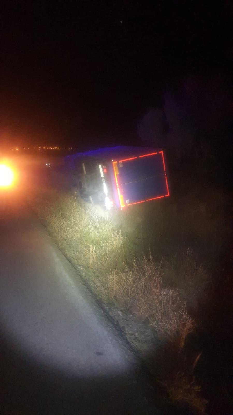 Kargo Kamyonu Şarampole Devrildi Sürücü Feci Şekilde Can Verdi (3)