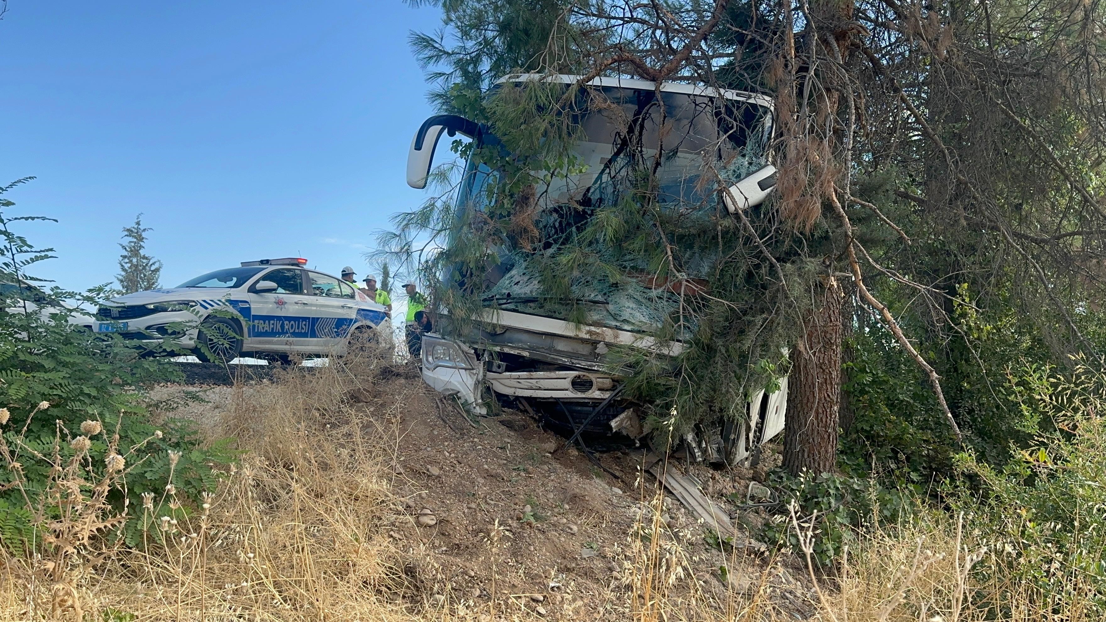 Katliam Gibi Kaza! Otomobil Otobüse Çarptı, Aynı Aileden 4 Kayıp (7)
