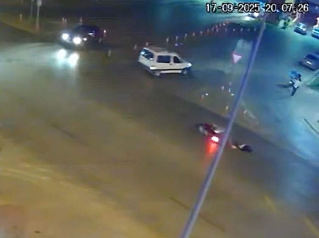 Kavşakta Insan Hayatı Tehlikede Motosikletler Peş Peşe Kaza Yaptı (6)