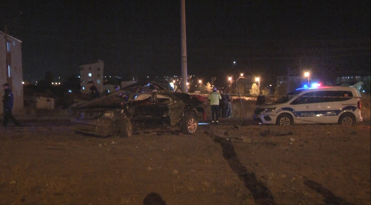 Kereste Yüklü Kamyon Otomobile Çarptı 54 Yaşındaki Sürücü Öldü (3)