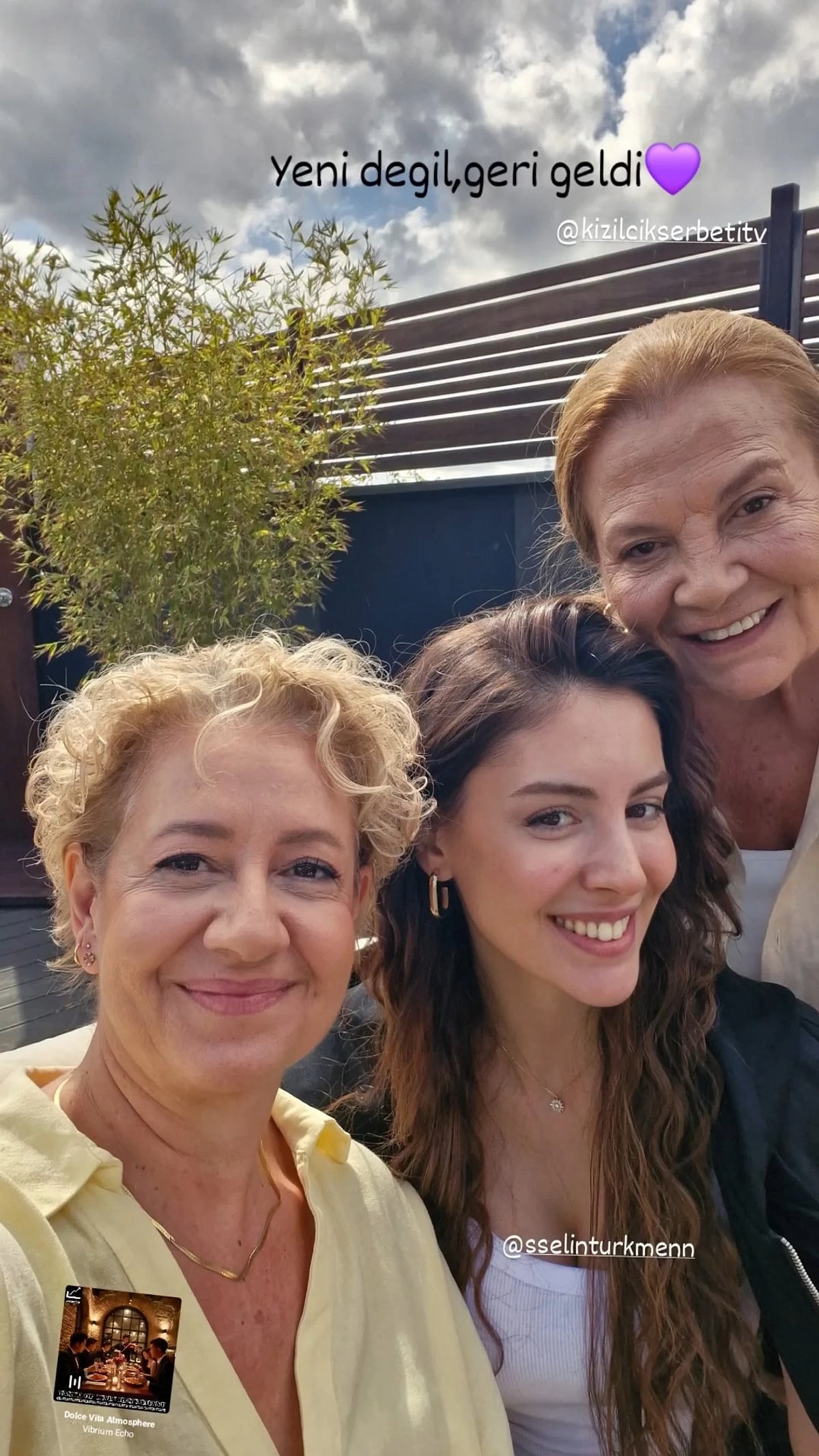 Kızılcık Şerbeti setinde (yeni sezon) Çimen karakteriyle geri dönen Selin Türkmen, rol arkadaşlarıyla birlikte.