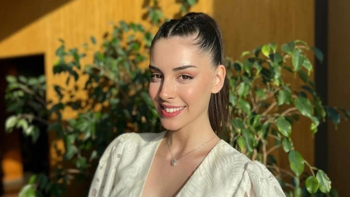 Kızılcık Şerbeti dizisine geri dönen Çimen karakterini canlandıran oyuncu Selin Türkmen, set karavanında.