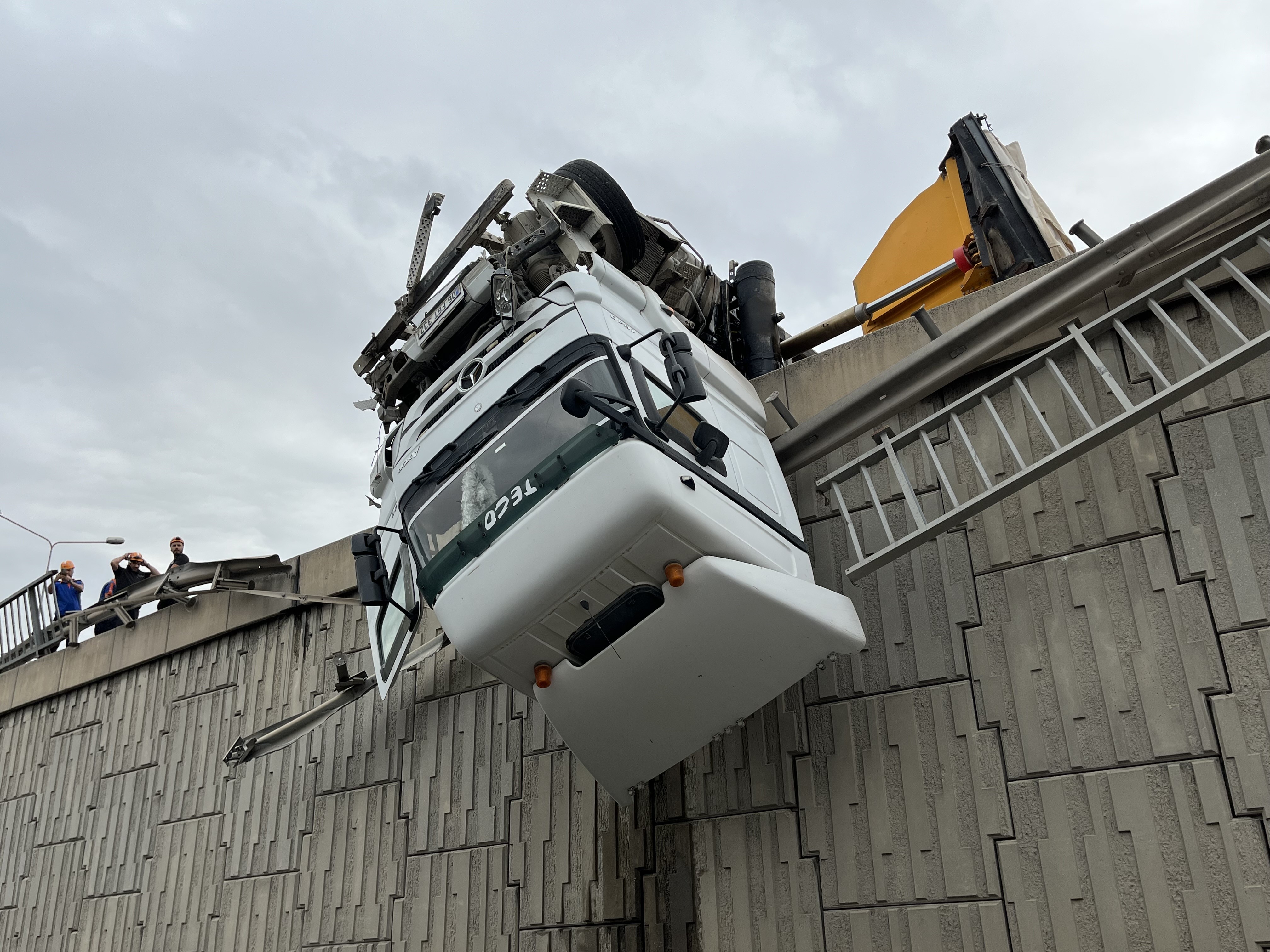 Kontrolden Çıkan Tır Viyadükten Sarktı Sürücü Son Anda Kurtarıldı (4)