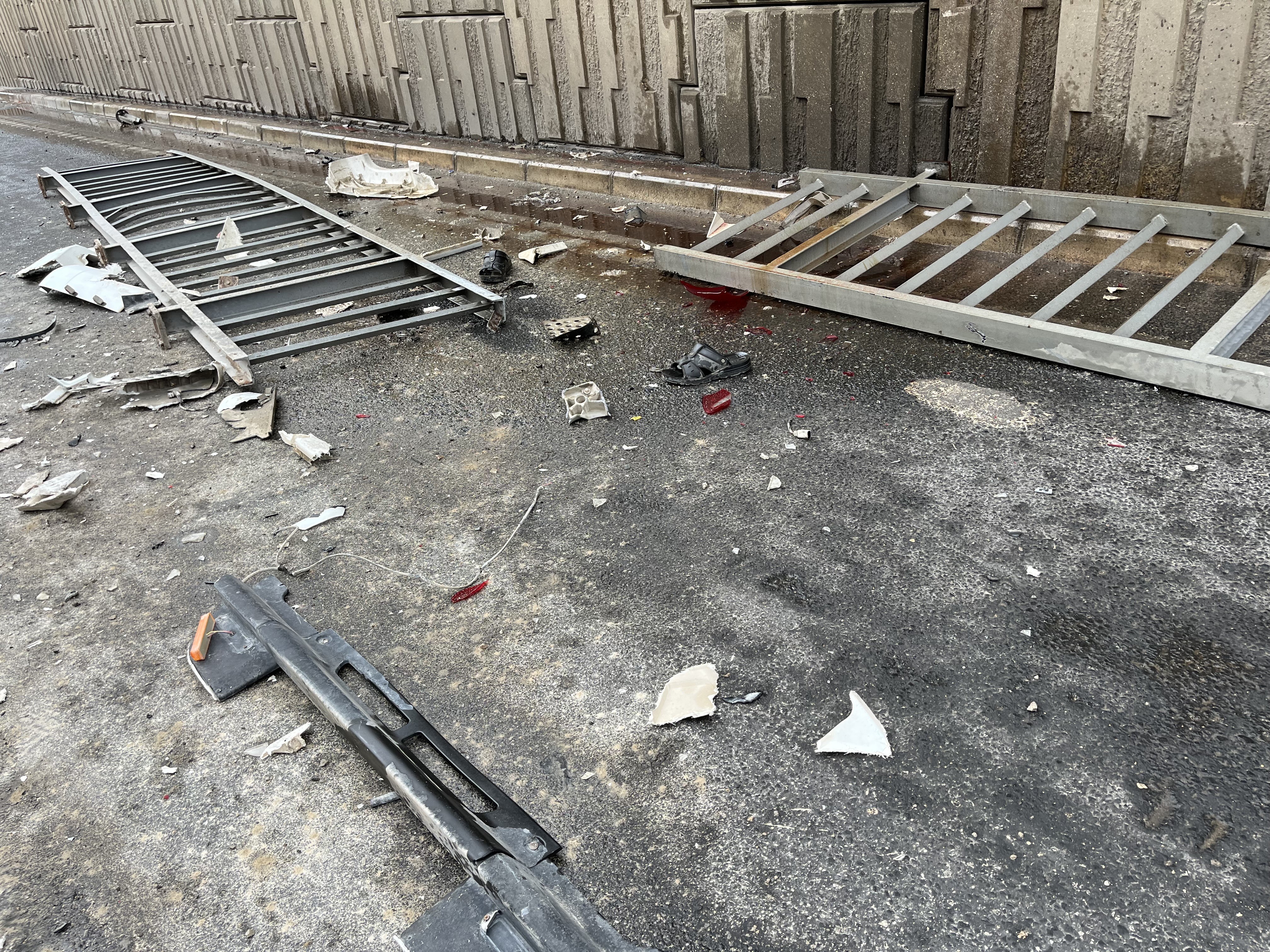 Kontrolden Çıkan Tır Viyadükten Sarktı Sürücü Son Anda Kurtarıldı (6)