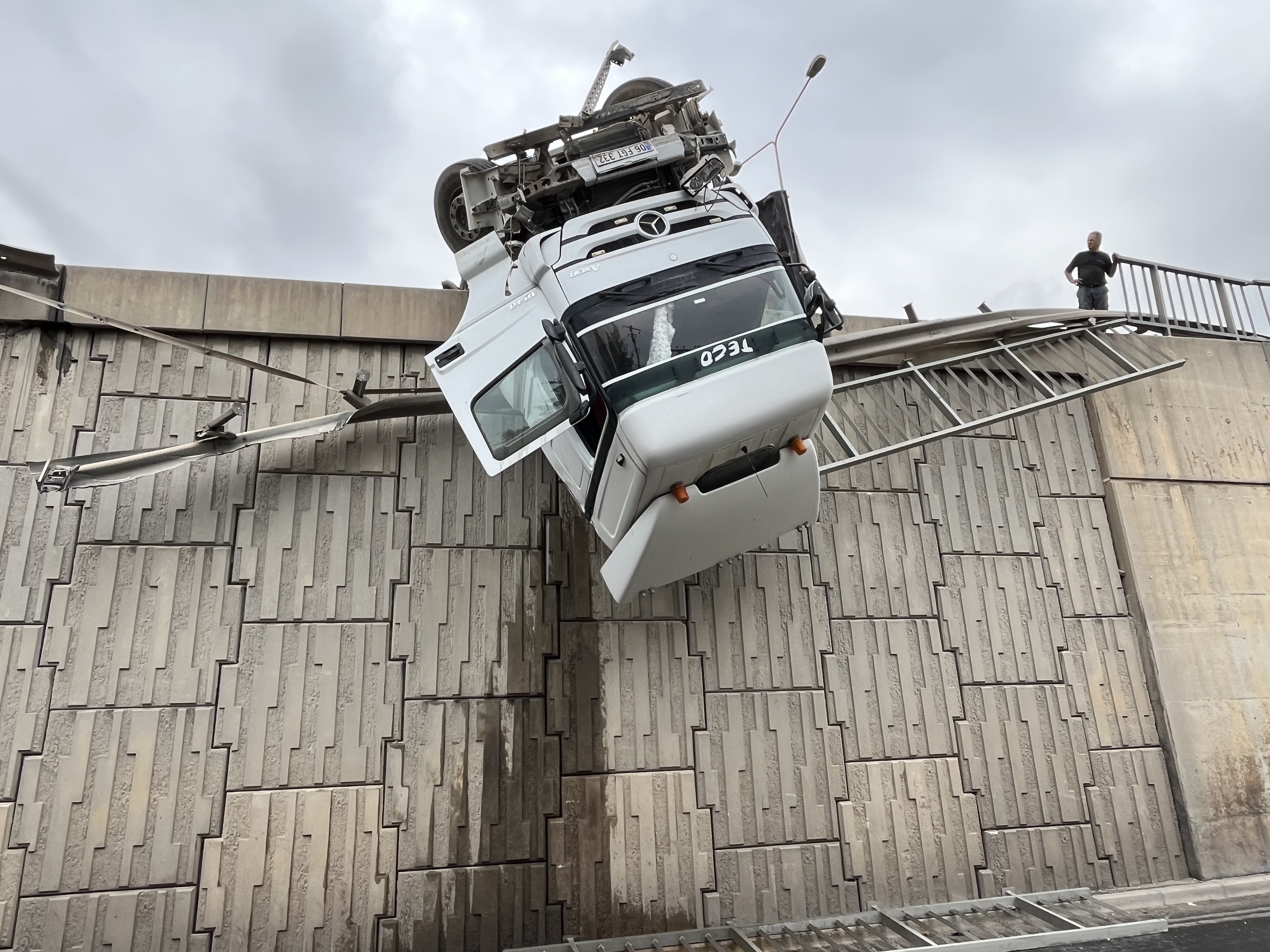 Kontrolden Çıkan Tır Viyadükten Sarktı Sürücü Son Anda Kurtarıldı (8)