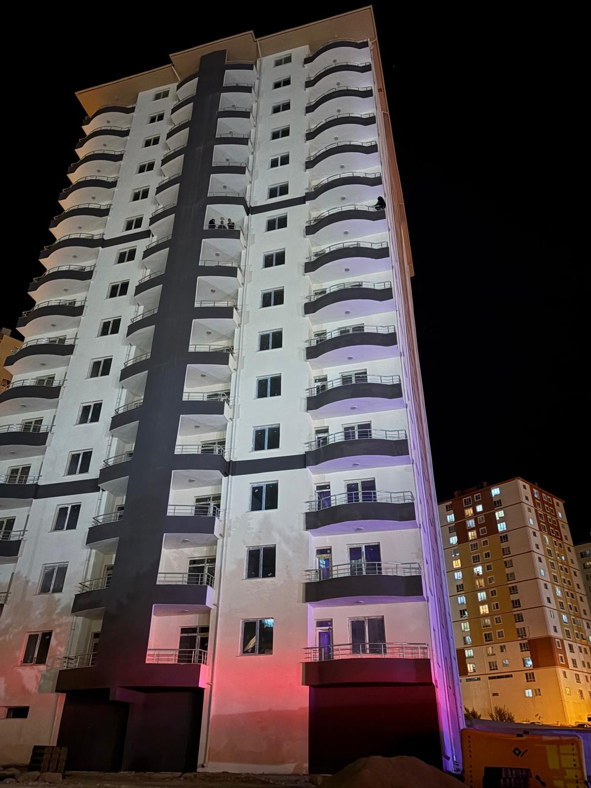 Korku Dolu Anlar! Parasını Alamayan Işçi, Inşaatın 8. Katına Çıktı (2)