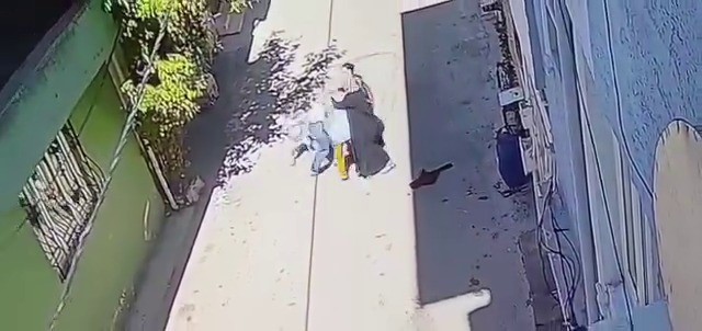 Kucagindaki Cocukla Yuruyen Anne 3 Kadinin Saldirisina Ugradi (1)-1