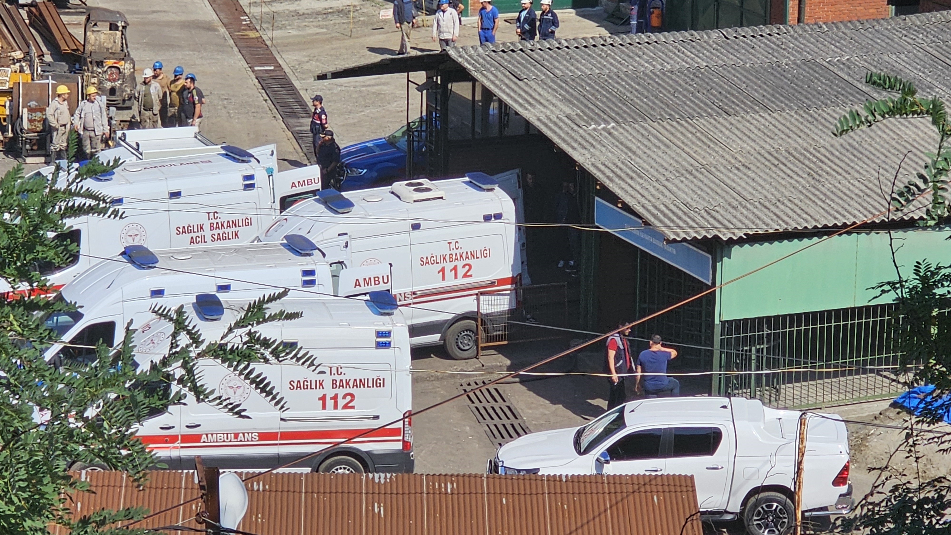 Maden Ocağında Göçük 5 Işçiden 4’Ü Kurtarıldı, 1’I Yer Altında! (2)