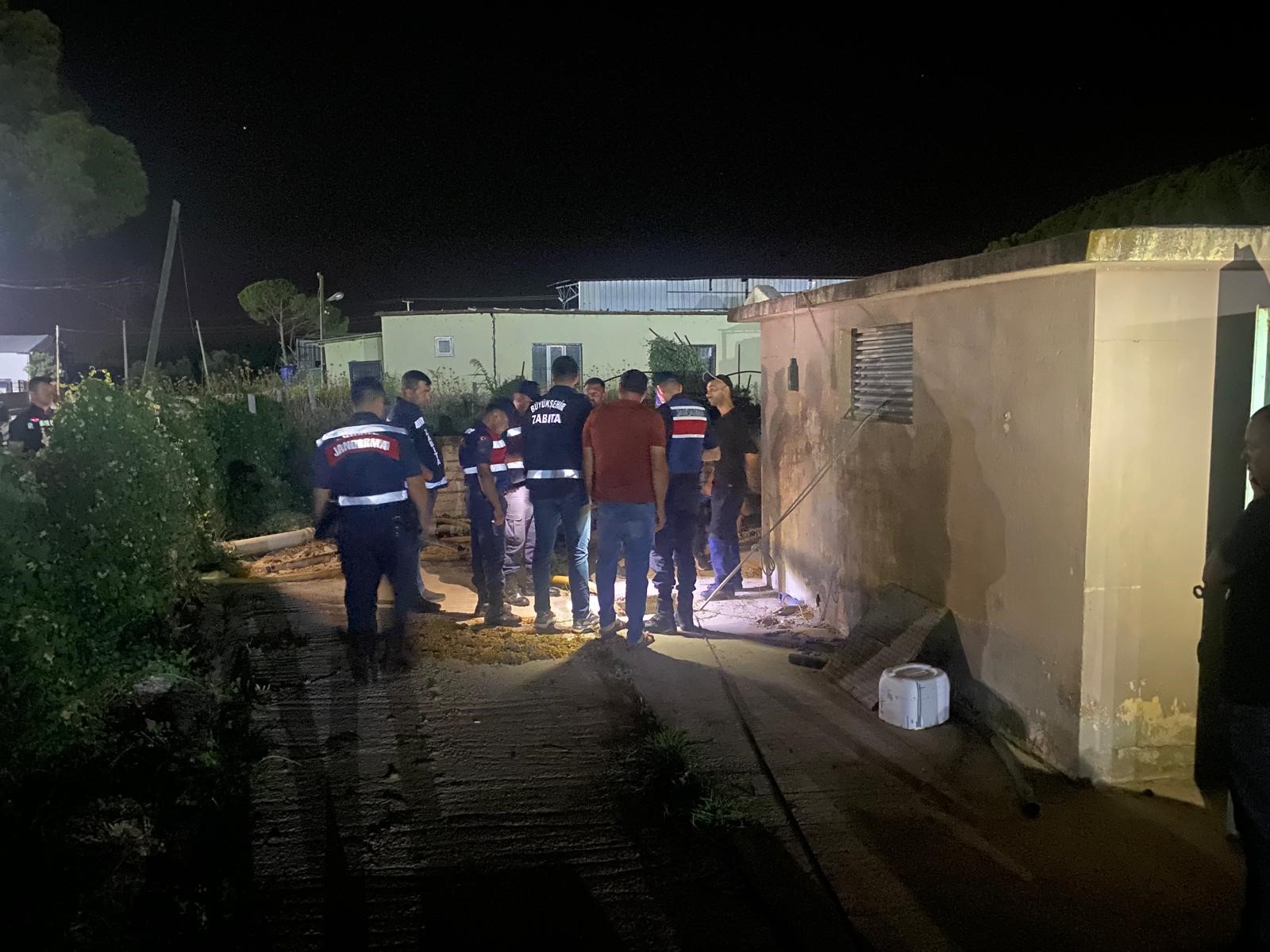 Manisa’da Fabrikaya Şok Baskın Fabrika Atıkları Kaçak Hatla Dereye Tahliye Edildi (5)