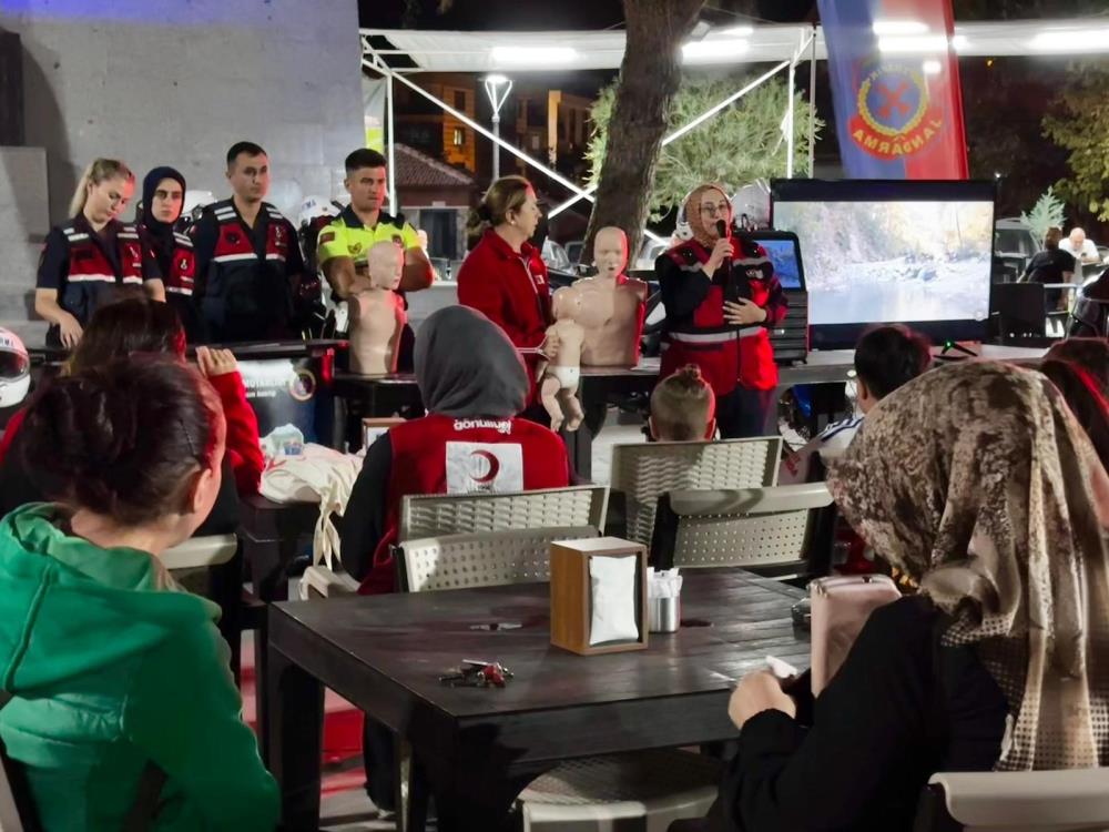 Manisada Kizilay Ve Jandarmadan Vatandaslara Bilinclendirme Egitimi (5)
