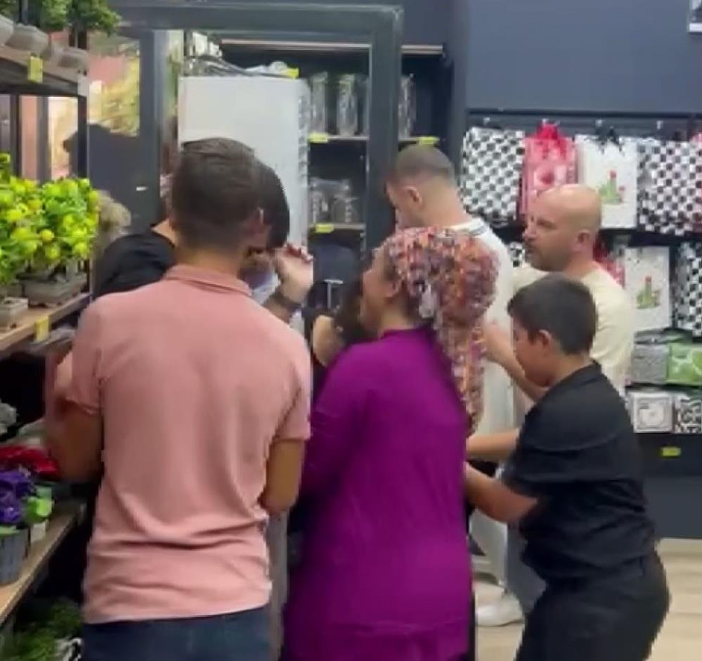 Manisada Magaza Acilisinda Izdiham Vatandaslar Ezilme Tehlikesi Gecirdi (2)