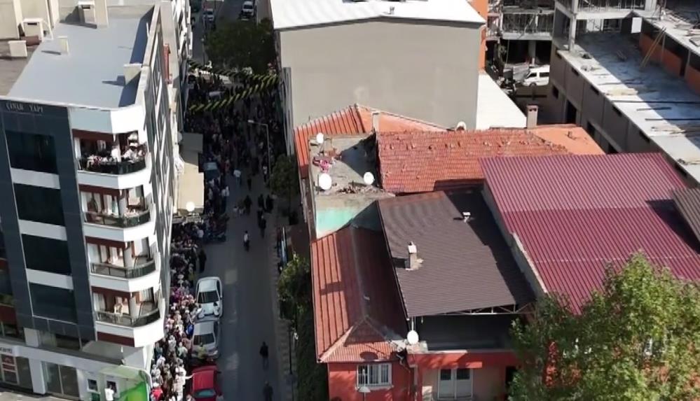 Manisada Magaza Acilisinda Izdiham Vatandaslar Ezilme Tehlikesi Gecirdi (3)