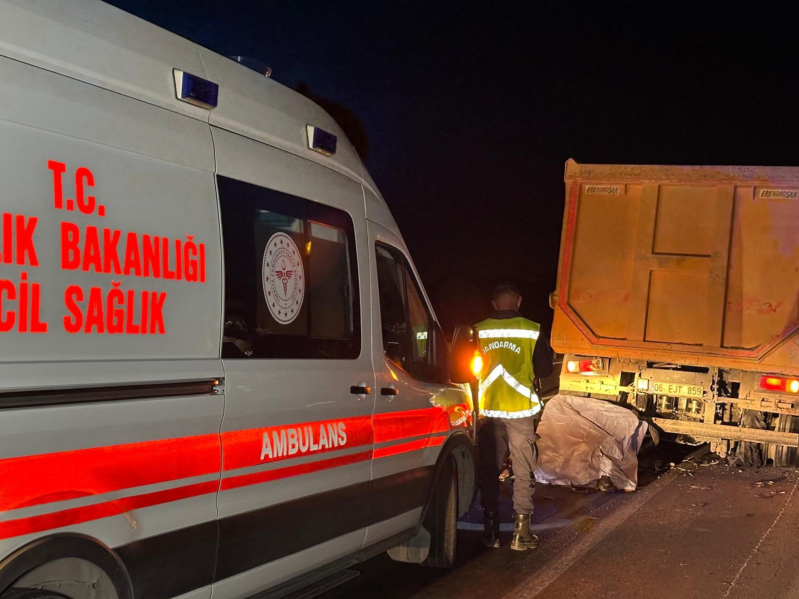 Motosikletlinin Son Yolculuğu! Yolda Bekleyen Kamyona Arkadan Çarptı, Canından Oldu (4)