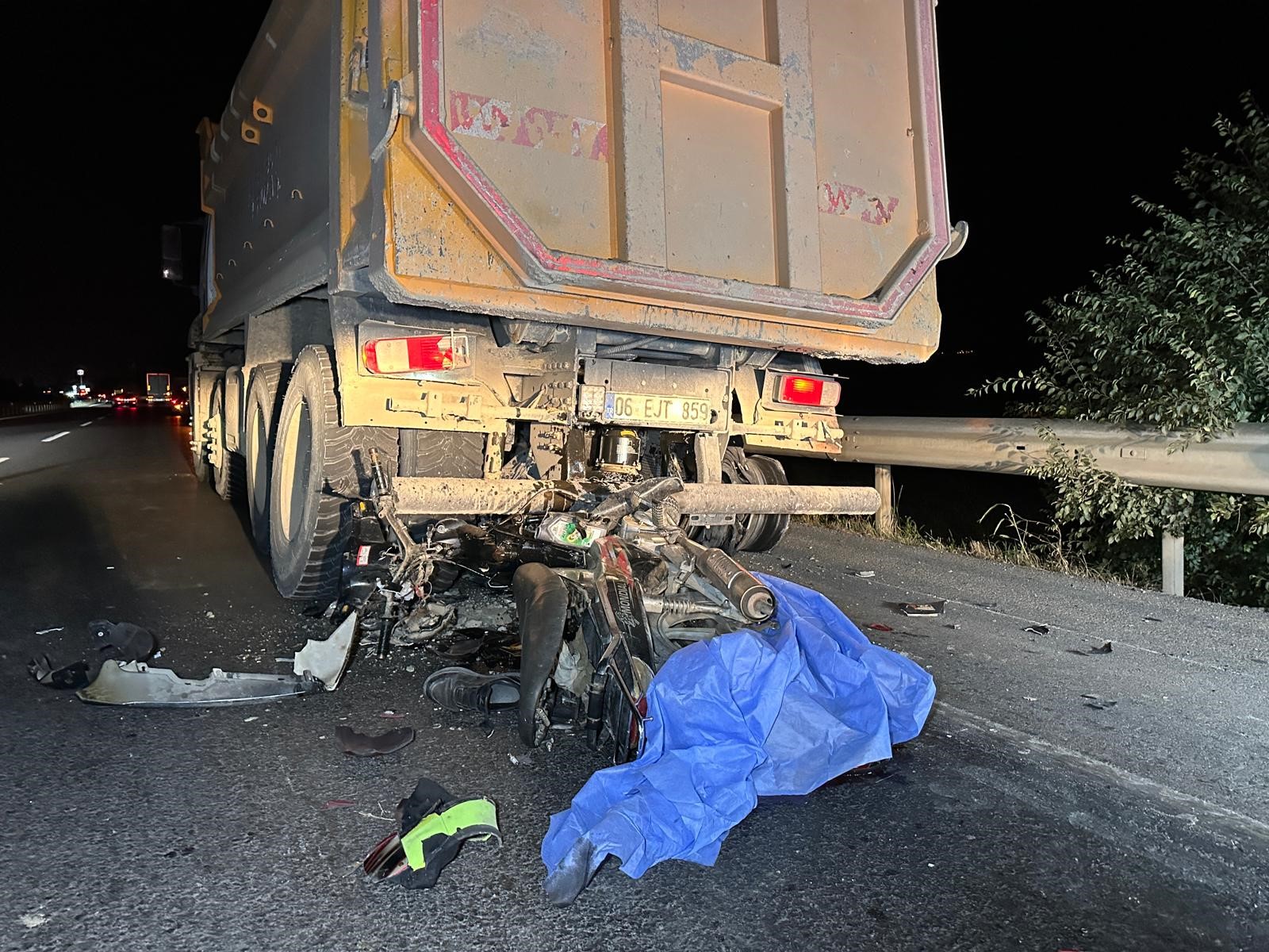 Motosikletlinin Son Yolculuğu! Yolda Bekleyen Kamyona Arkadan Çarptı, Canından Oldu (7)