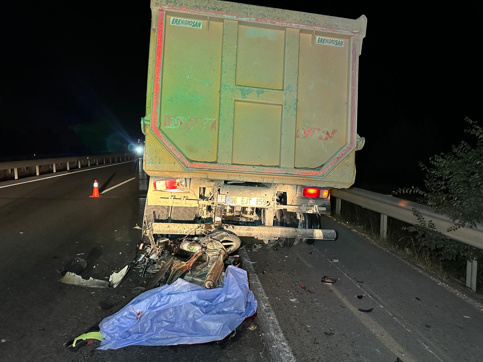 Motosikletlinin Son Yolculuğu! Yolda Bekleyen Kamyona Arkadan Çarptı, Canından Oldu (9)