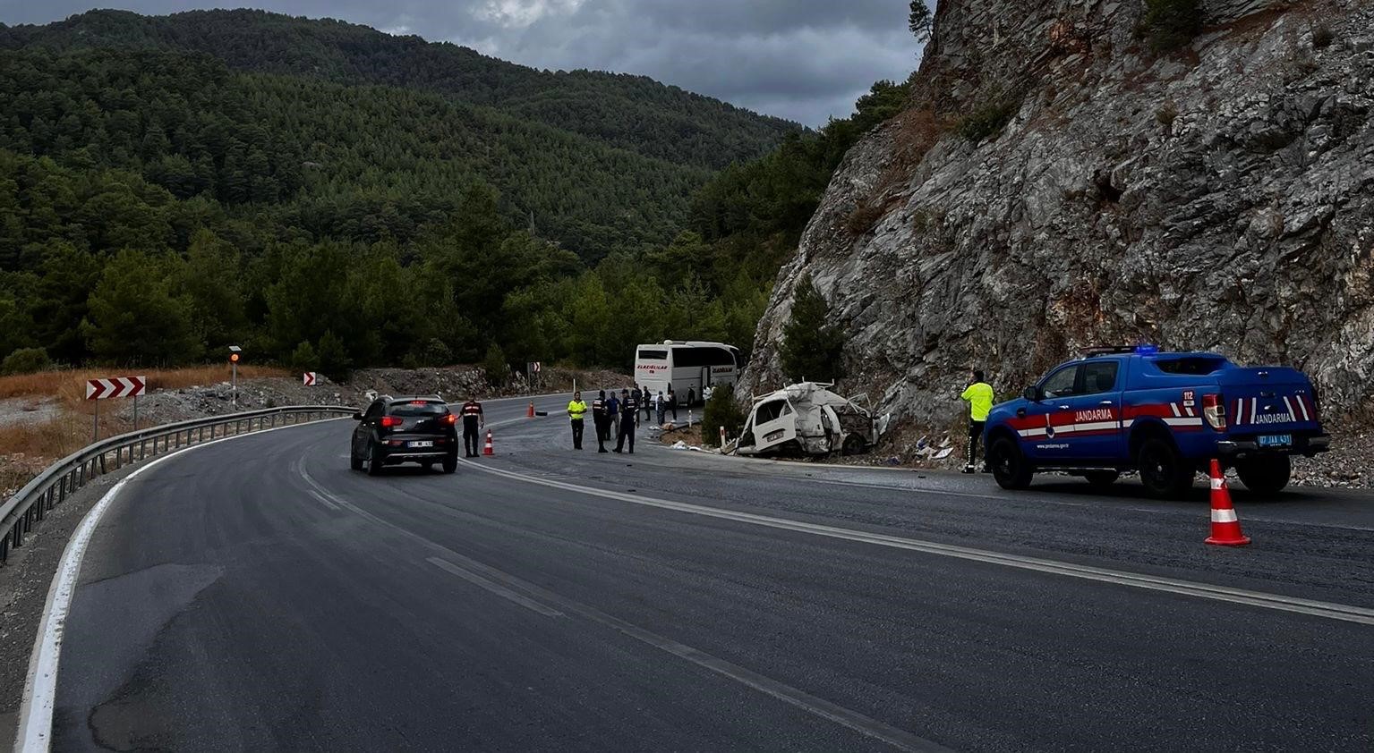 Otobüsle Çarpışan Hafif Ticari Araçtan Acı Haber Sürücü Kurtarılamadı (2)