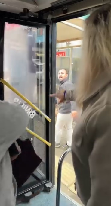 Otobüste Kaos! Yolcuların Isyanı Ve Sürücünün Direnişi Anbean Kaydedildi (4)