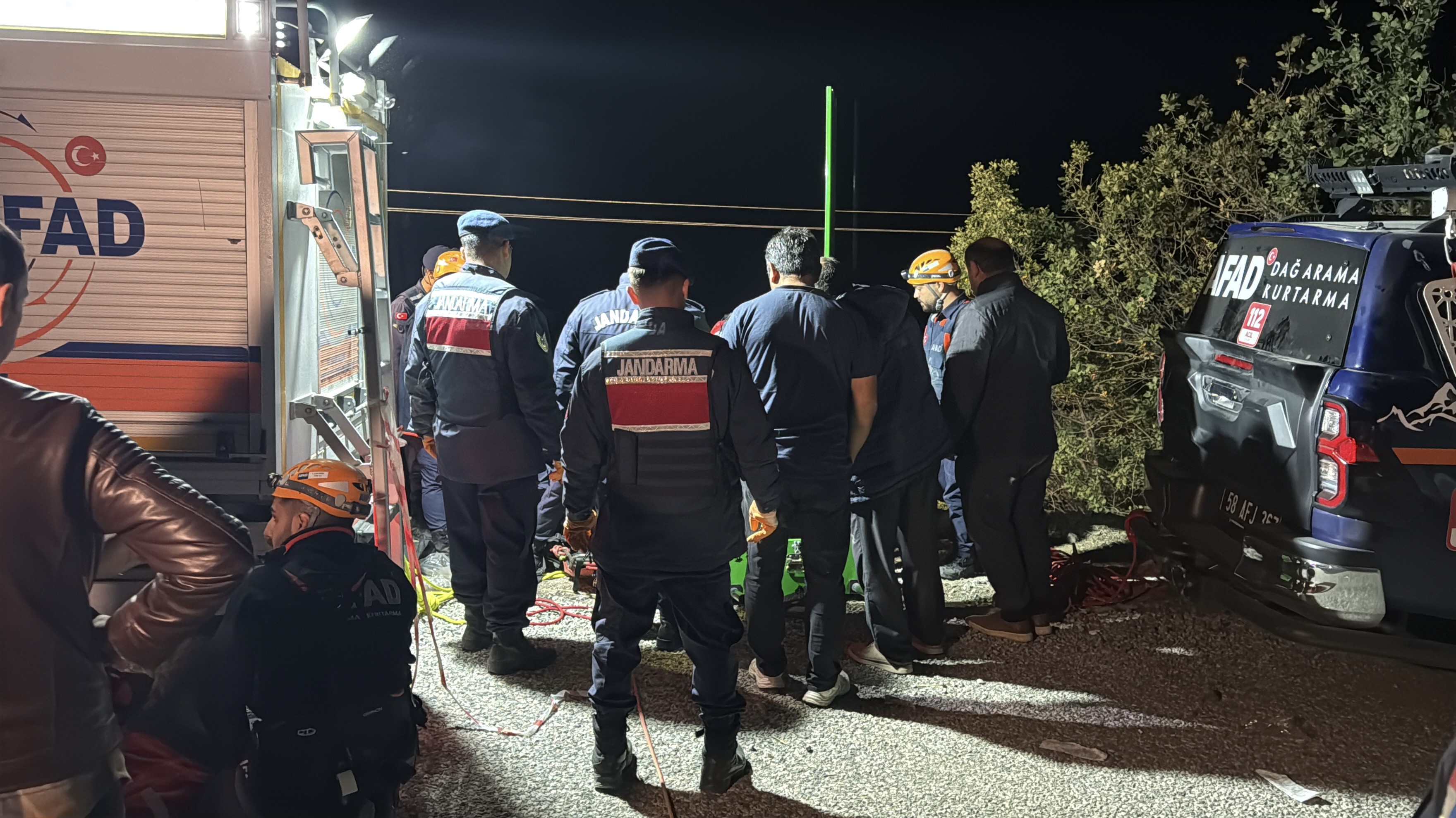 Otomobil Uçuruma Yuvarlandı Saatlerce Süren Çalışmada 4 Cenaze Çıkarıldı (3)