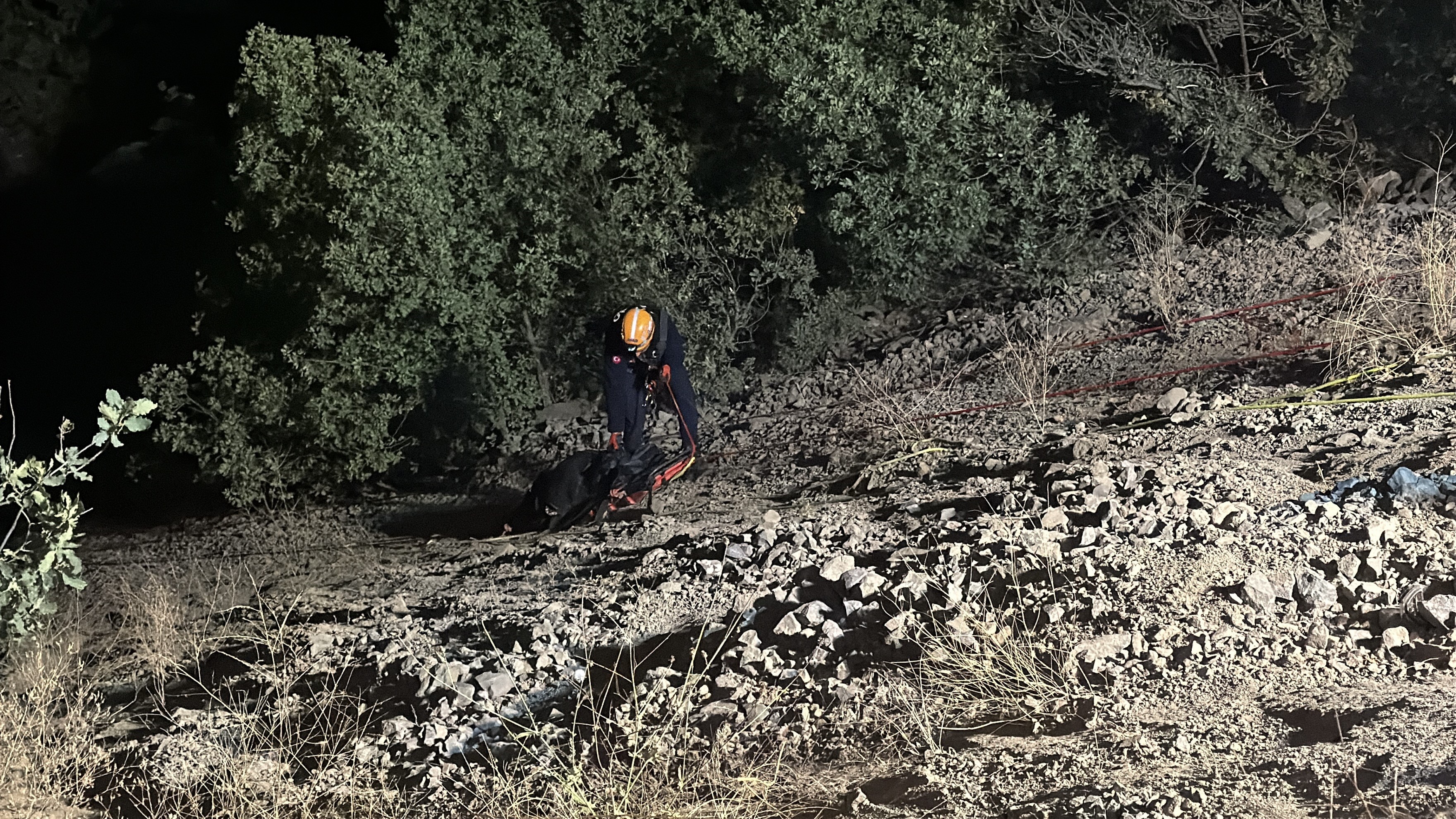 Otomobil Uçuruma Yuvarlandı Saatlerce Süren Çalışmada 4 Cenaze Çıkarıldı (5)