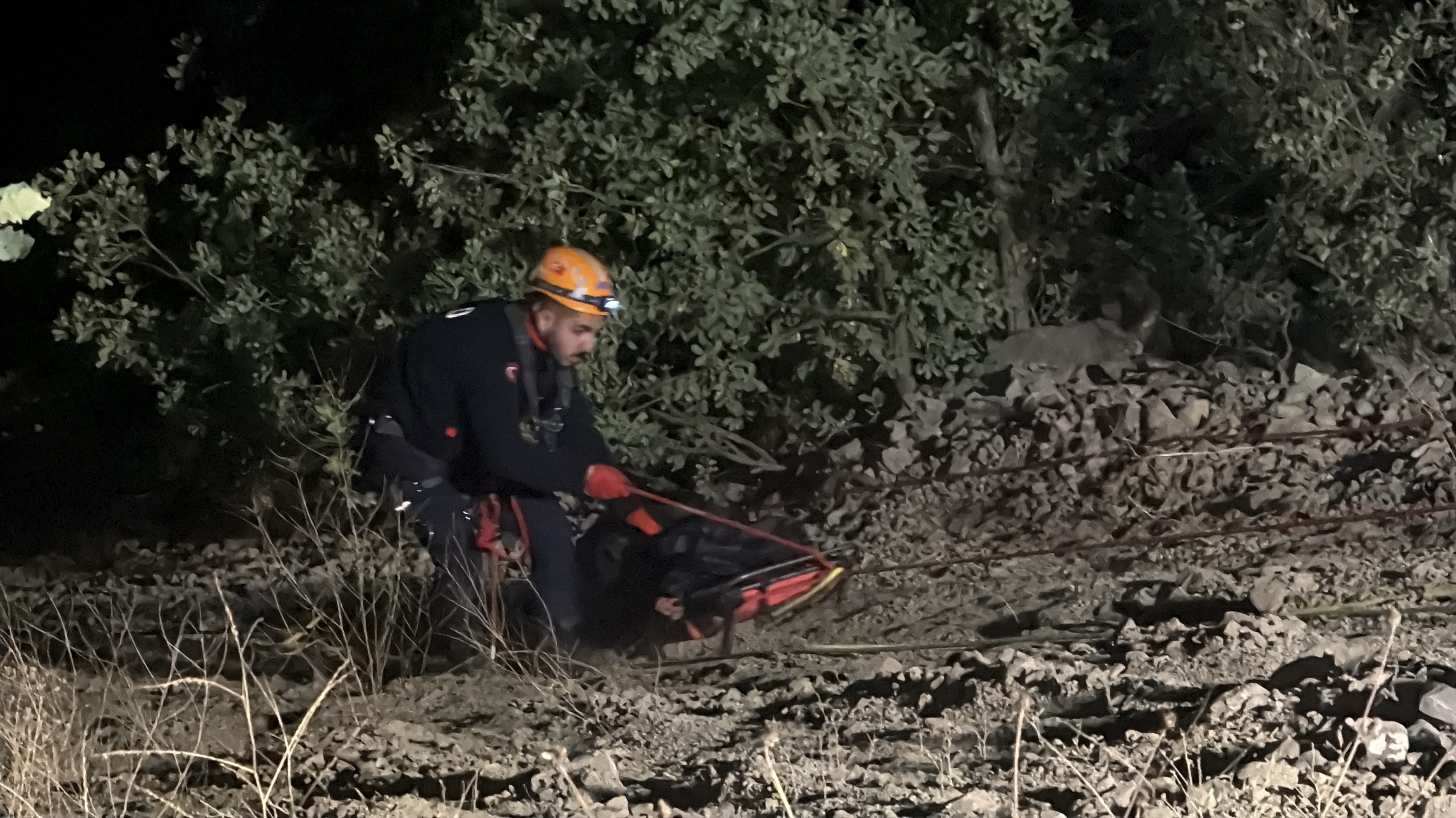 Otomobil Uçuruma Yuvarlandı Saatlerce Süren Çalışmada 4 Cenaze Çıkarıldı (6)