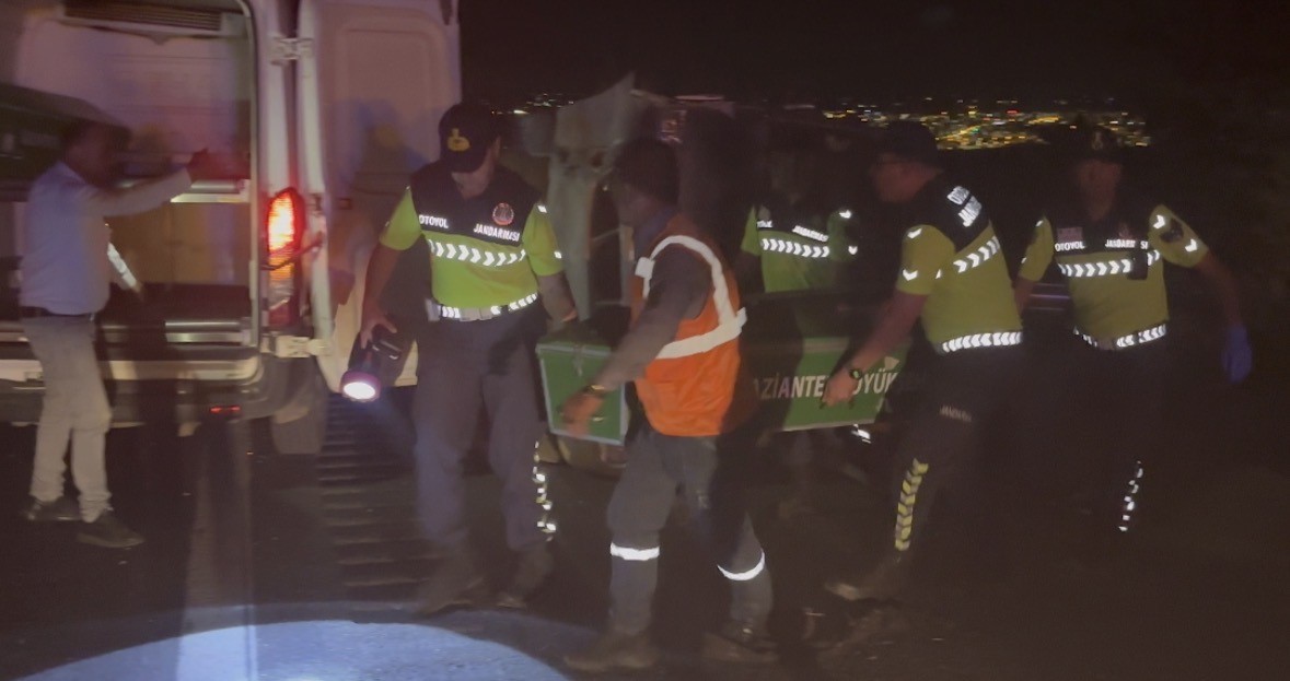 Otoyolda Can Pazarı! Lastik Patladı, Araç Taklalar Attı; 2 Ölü, 8 Yaralı (5)