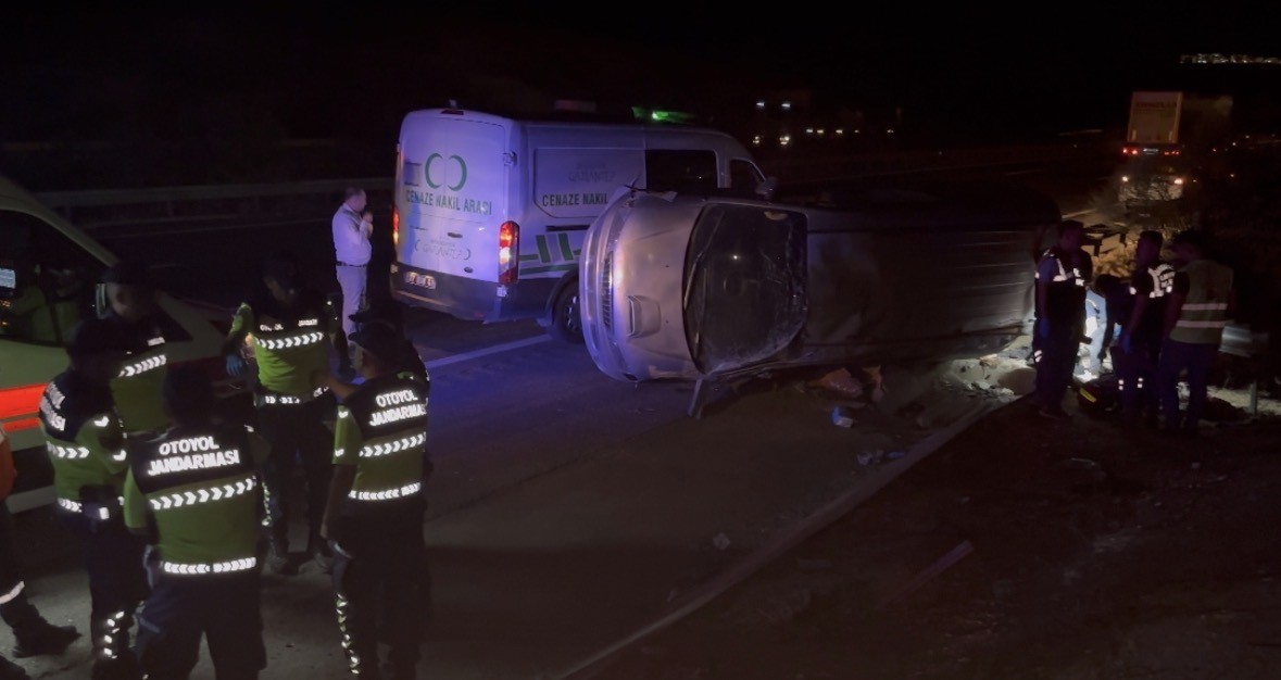 Otoyolda Can Pazarı! Lastik Patladı, Araç Taklalar Attı; 2 Ölü, 8 Yaralı (7)