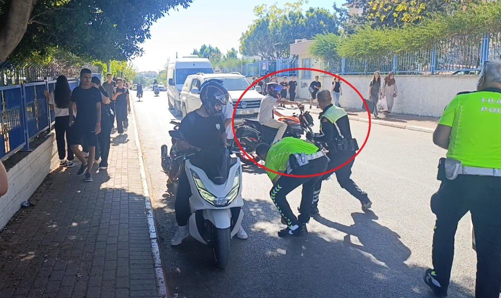 Polis Memurunun Arkasini Donmesini Firsat Bilip Kacti O Anlar Kamerada (2)