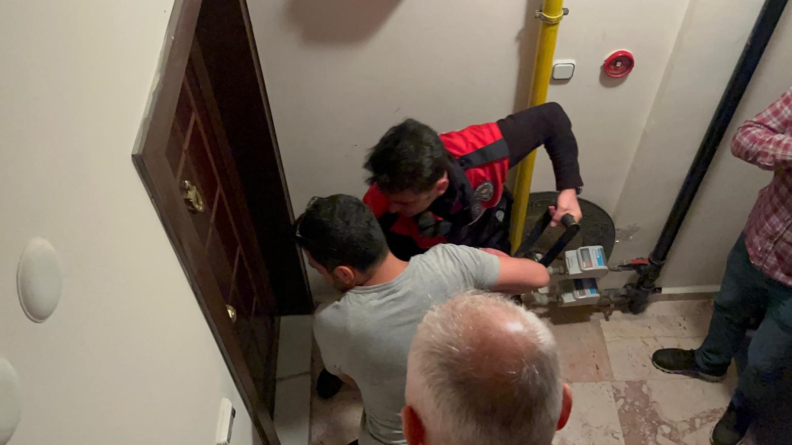 Polise ‘Bıçaklandım’ Diye Ihbar Etti! Kapı Kırılınca Gerçek Ortaya Çıktı (2)