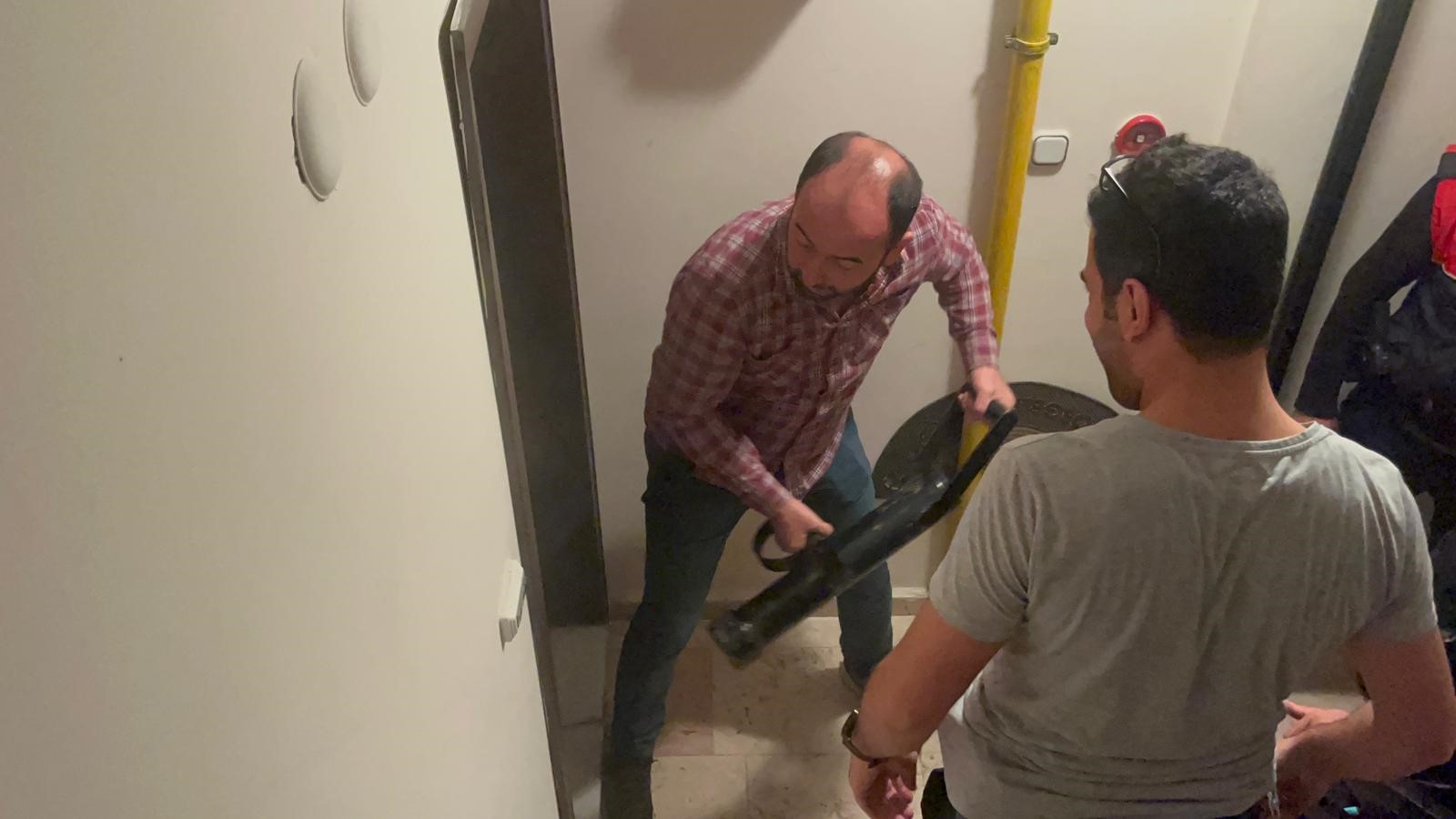 Polise ‘Bıçaklandım’ Diye Ihbar Etti! Kapı Kırılınca Gerçek Ortaya Çıktı (5)