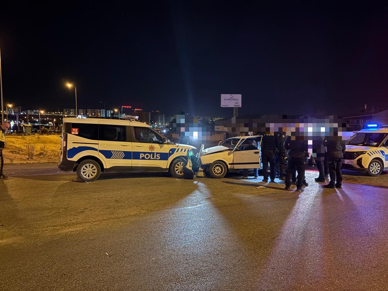 Polisi Tehdit Eden Sürücü Ekip Otosuna Çarptı 2 Polis Yaralı (3)